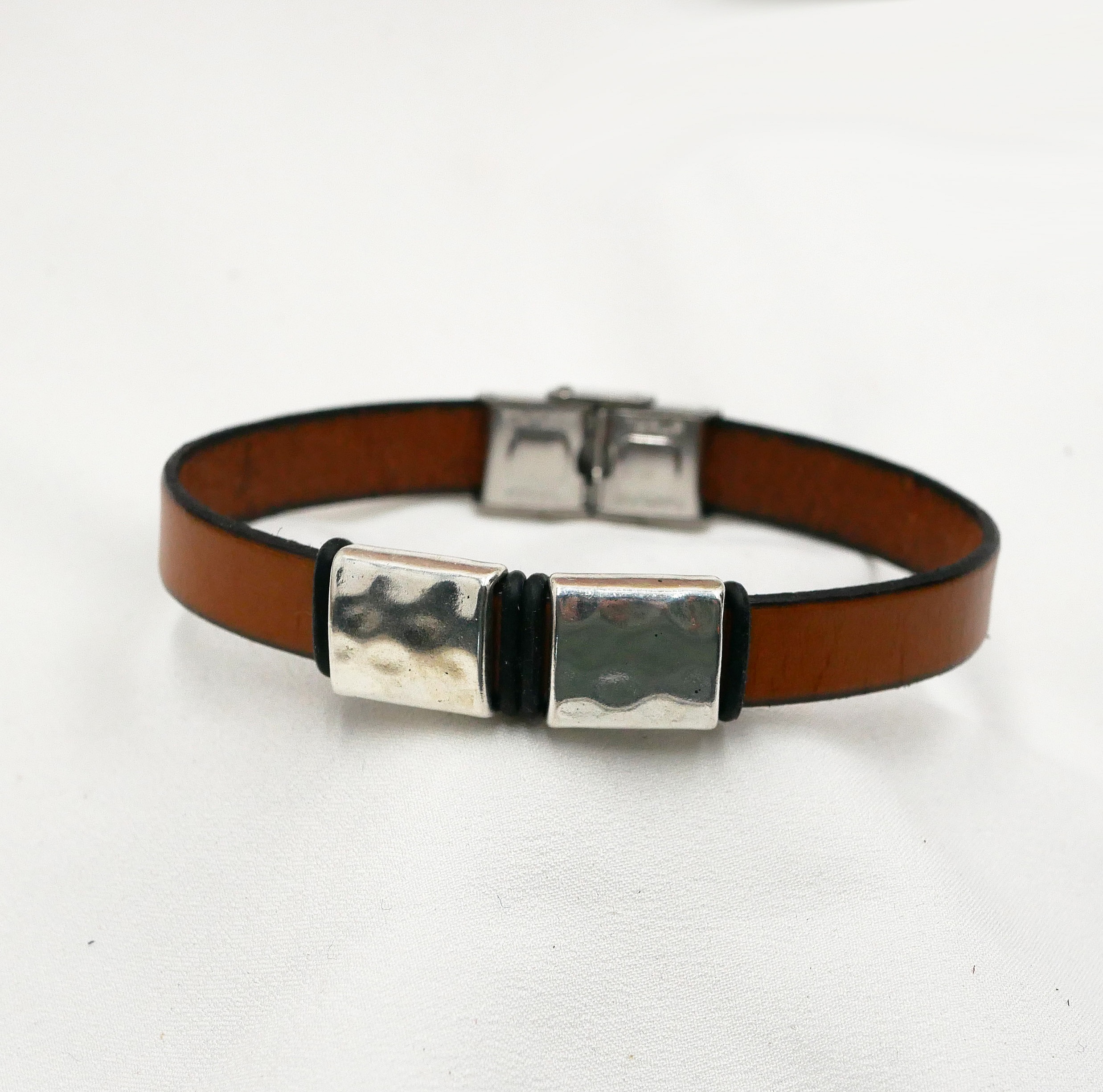 Bracelet homme en cuir avec carrés en métal martelé.