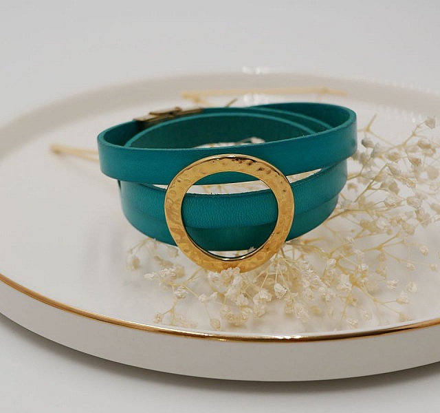 Bracelet cuir turquoise trois tours avec anneau doré martelé.
