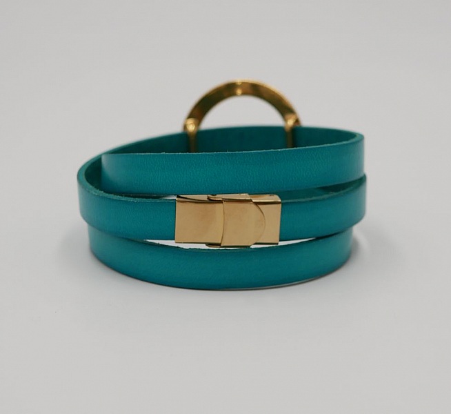 Bracelet en cuir turquoise à trois tours et anneau doré.
