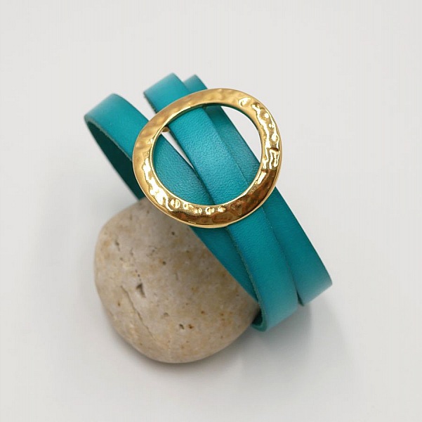 Bracelet cuir bleu trois tours avec anneau doré martelé.