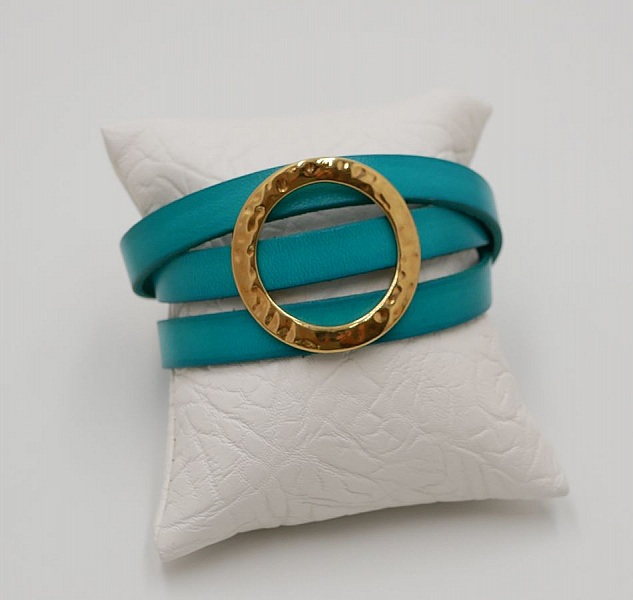 Bracelet cuir bleu trois tours avec anneau doré martelé.