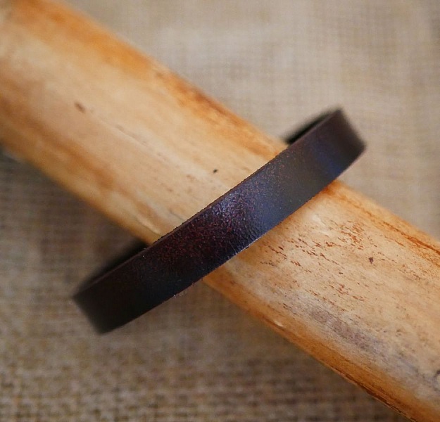 Tyk m&oslash;rkebrun l&aelig;derrem, kan tilpasses 