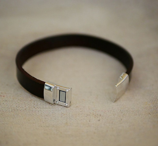 Tyk m&oslash;rkebrun l&aelig;derrem, kan tilpasses 