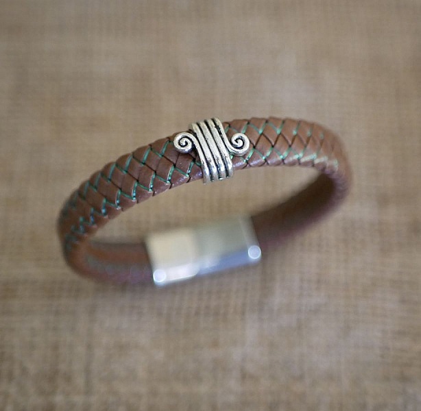 Armb&aring;nd brun l&aelig;der flettet mand l&aring;s b&oslash;rstet st&aring;l magnetisk