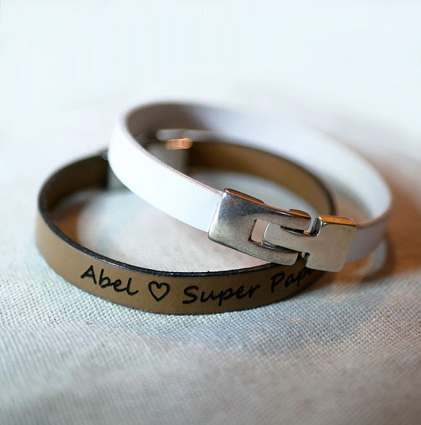 Blandet l&aelig;derarmb&aring;nd med graveret T-lukning i et udvalg af farver efter eget valg