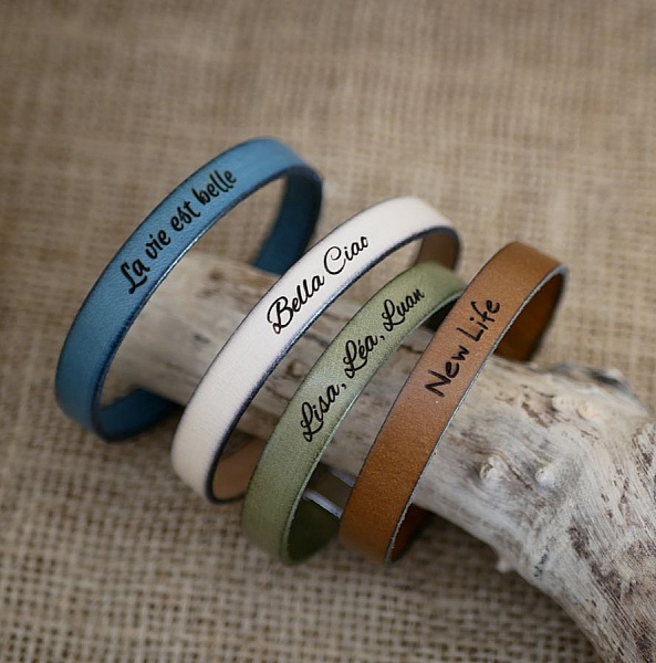 Blandet l&aelig;derarmb&aring;nd med graveret T-lukning i et udvalg af farver efter eget valg