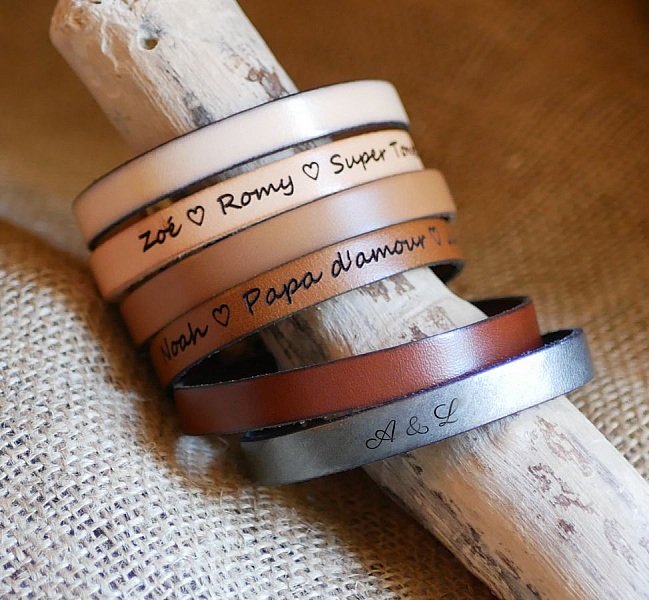 Blandet l&aelig;derarmb&aring;nd med graveret T-lukning i et udvalg af farver efter eget valg