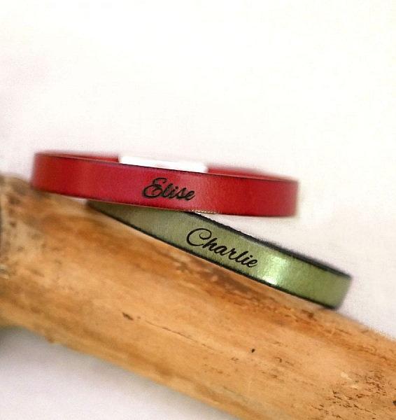 Blandet l&aelig;derarmb&aring;nd med graveret T-lukning i et udvalg af farver efter eget valg