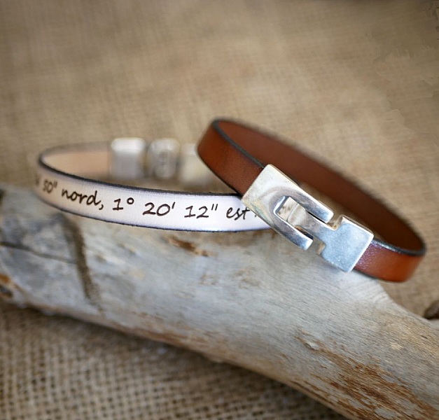 Blandet l&aelig;derarmb&aring;nd med graveret T-lukning i et udvalg af farver efter eget valg