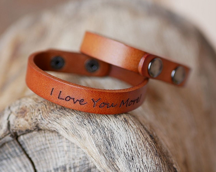 Bracelet cuir camel gravé avec boutons pression.