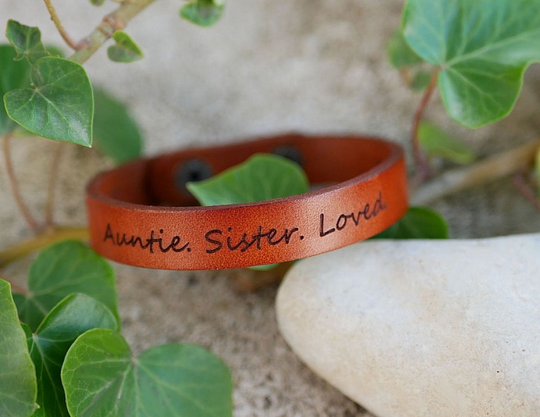 Bracelet en cuir camel gravé avec boutons pression.