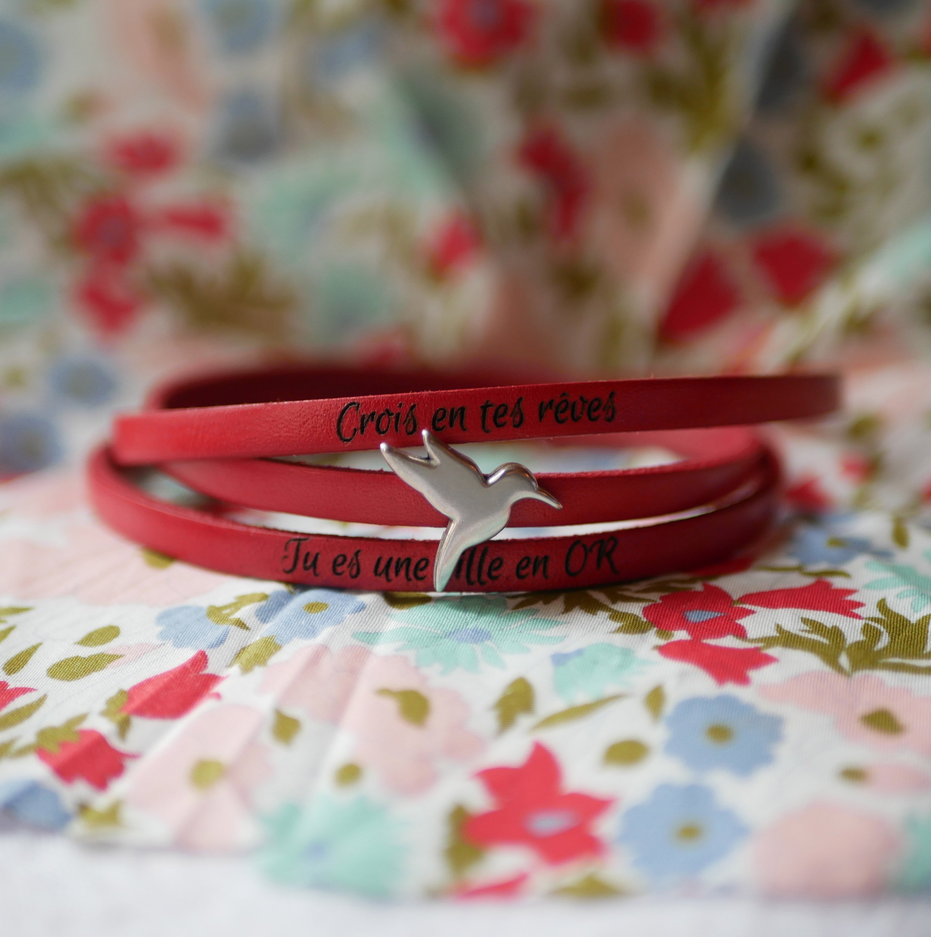 L&aelig;derrem med flere drejninger, der kan tilpasses, med stjerne-, infinity- eller hjertemotiv 