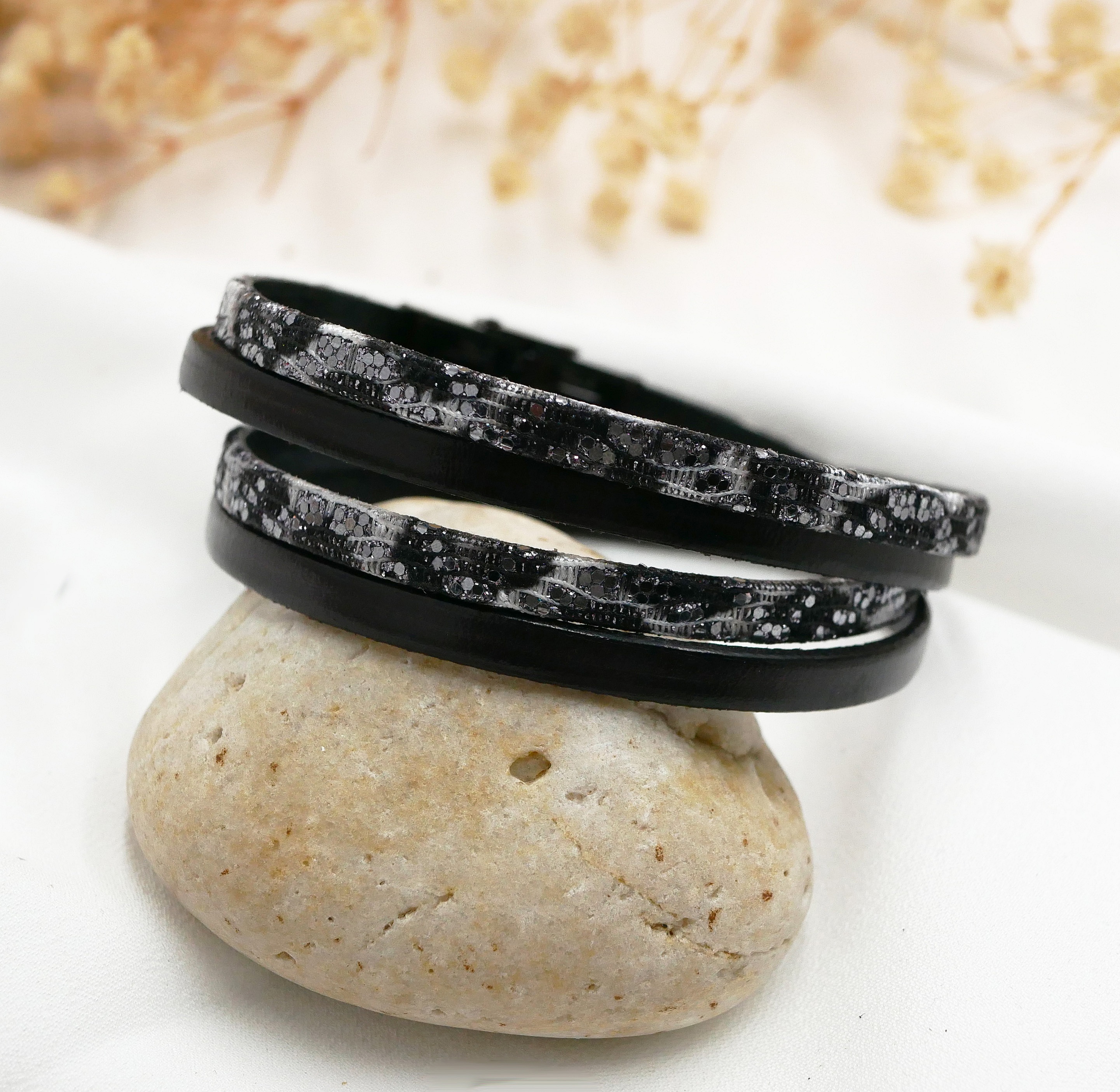 Sort s&oslash;lvfarvet l&aelig;derrem med glitter til personligg&oslash;relse