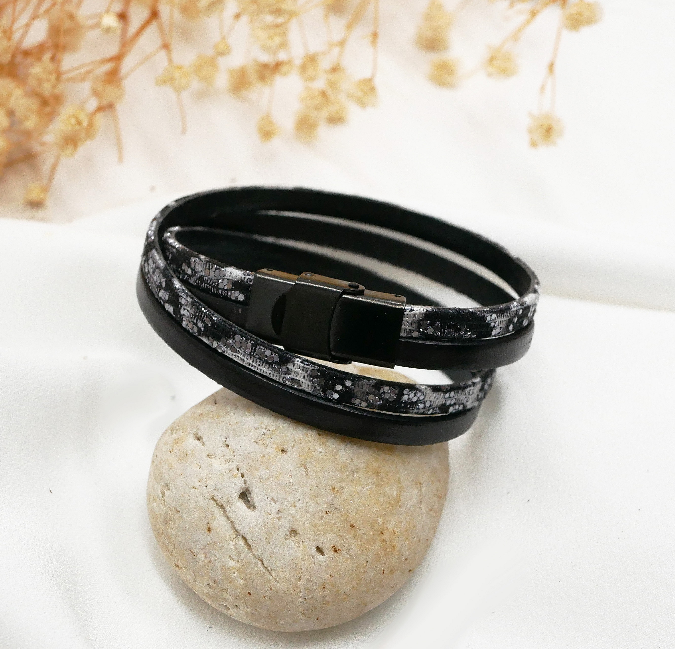 Sort s&oslash;lvfarvet l&aelig;derrem med glitter til personligg&oslash;relse