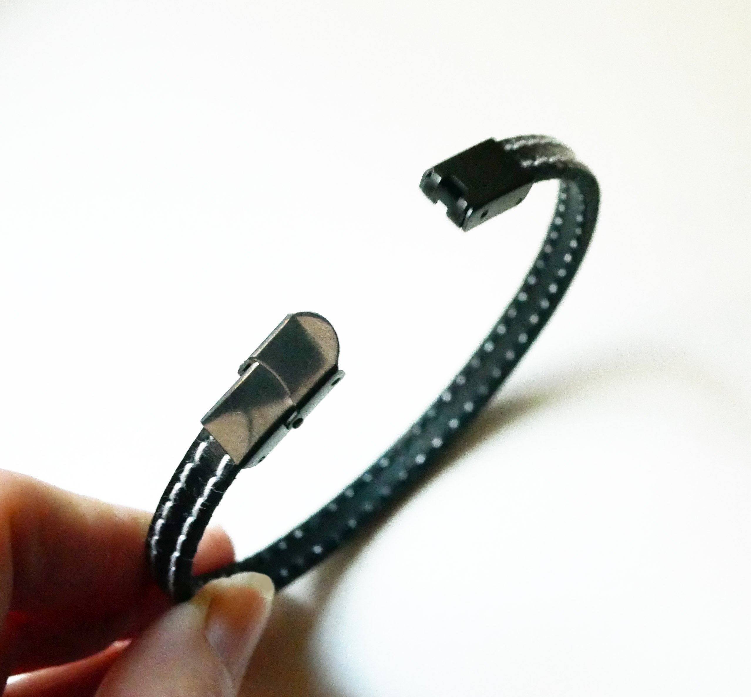 Sort l&aelig;derrem med dobbelte hvide syninger Justerbar linning