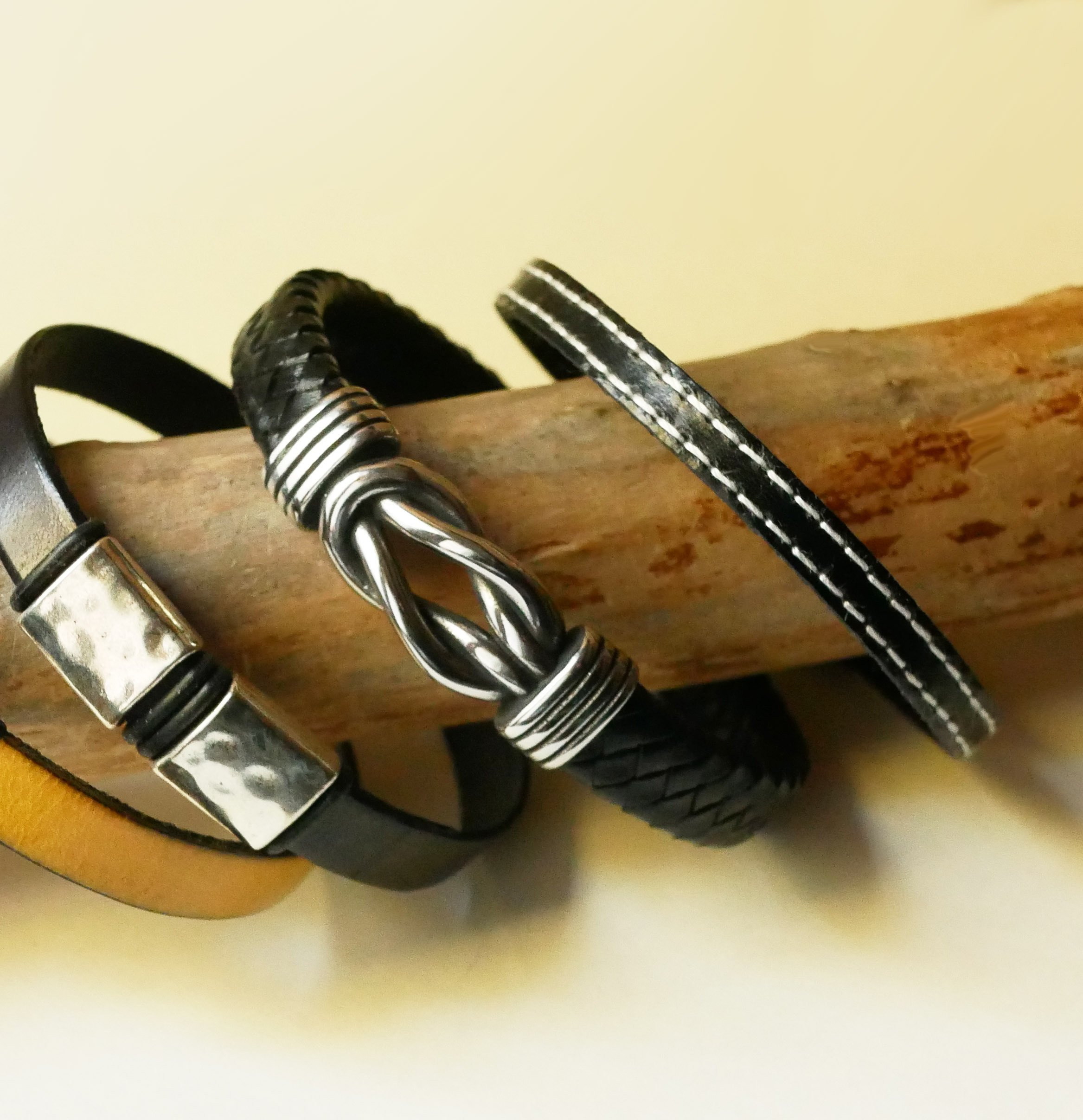 Sort l&aelig;derrem med dobbelte hvide syninger Justerbar linning