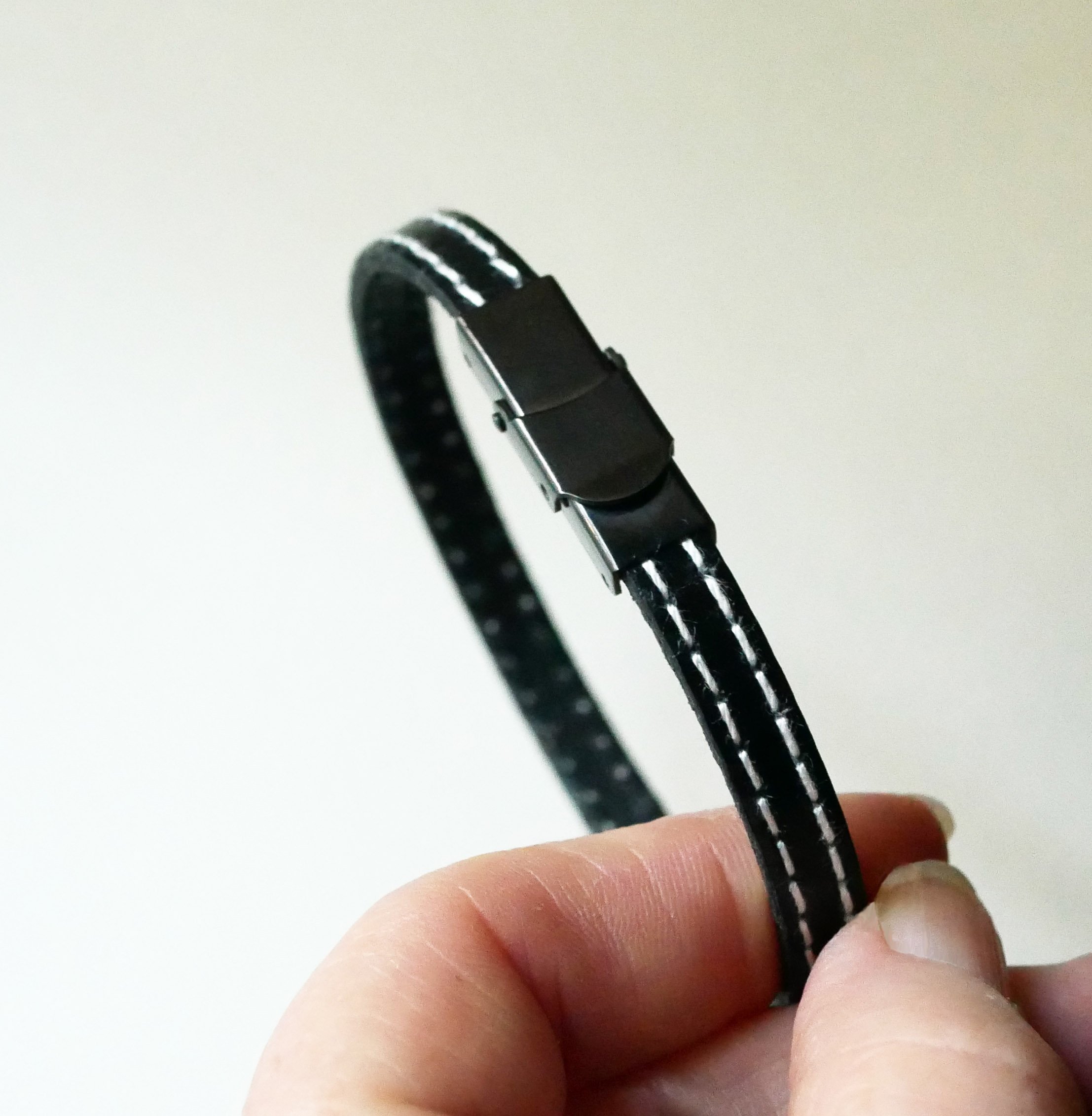 Sort l&aelig;derrem med dobbelte hvide syninger Justerbar linning