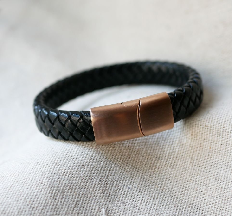 Sort læderarmbånd med magnetisk Rose Gold stållås