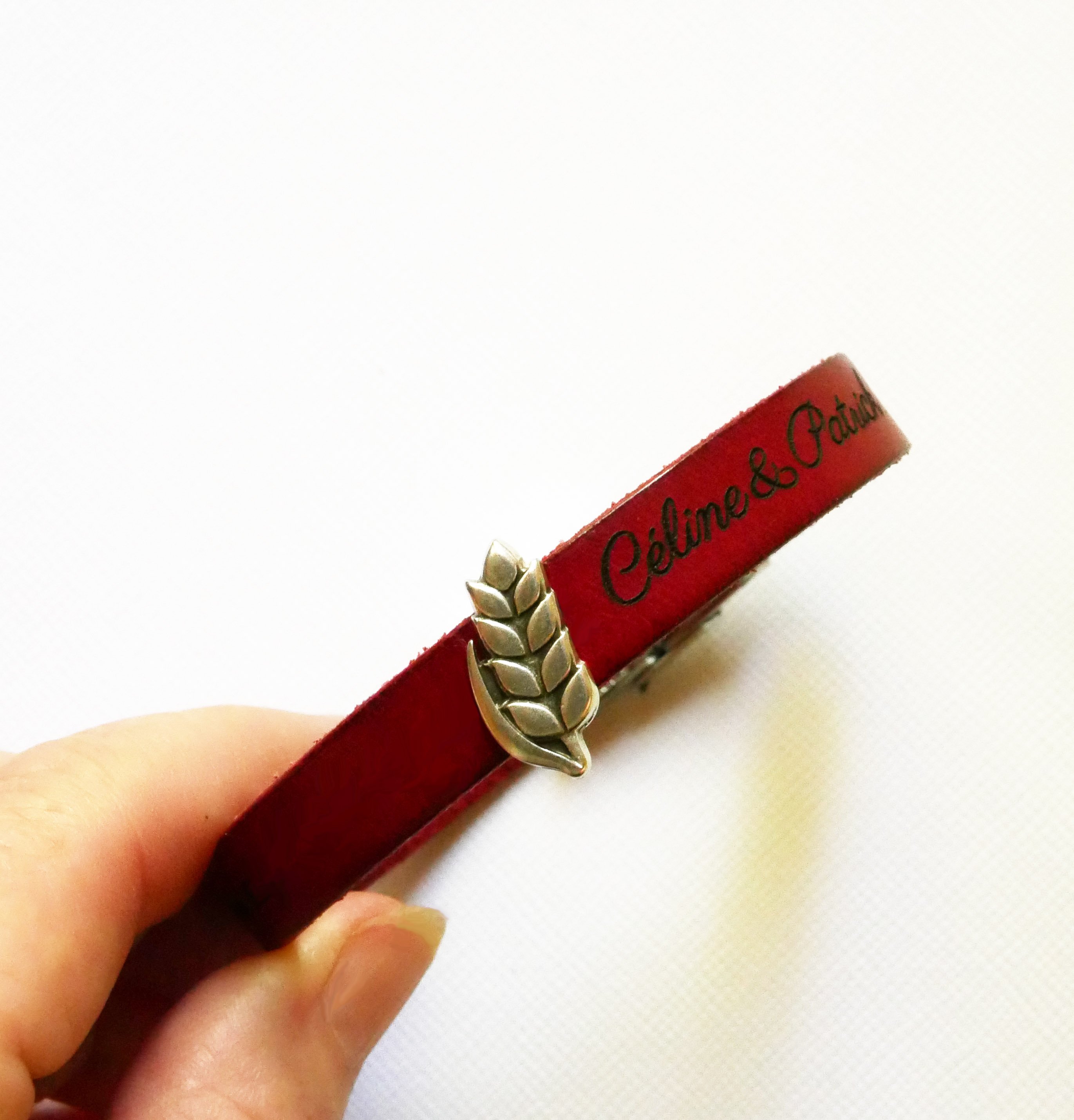 L&aelig;derarmb&aring;nd med sl&oslash;jfe, der kan tilpasses Epi de bl&eacute;, noces de froment til m&aelig;nd og kvinder