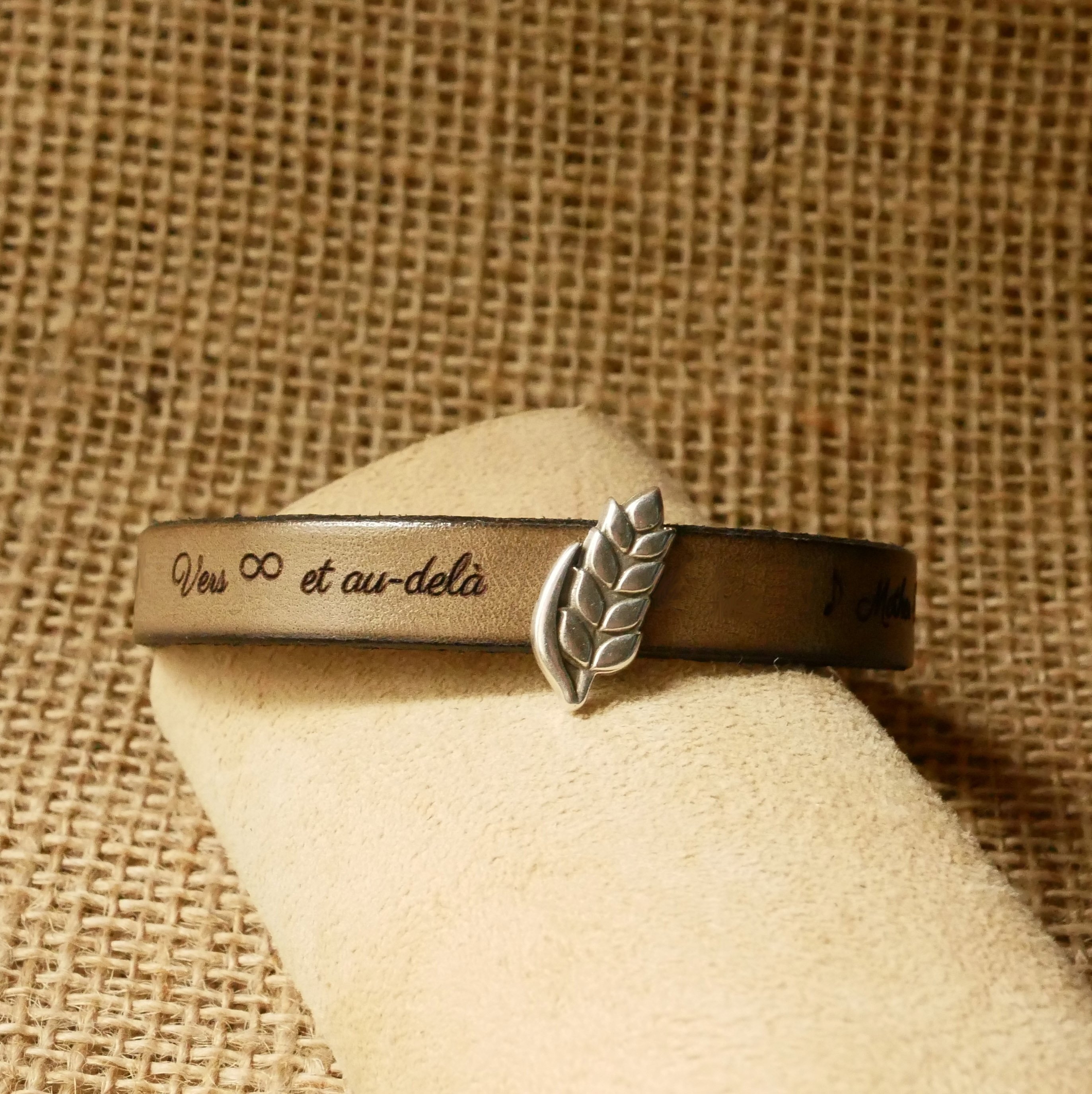 L&aelig;derarmb&aring;nd med sl&oslash;jfe, der kan tilpasses Epi de bl&eacute;, noces de froment til m&aelig;nd og kvinder