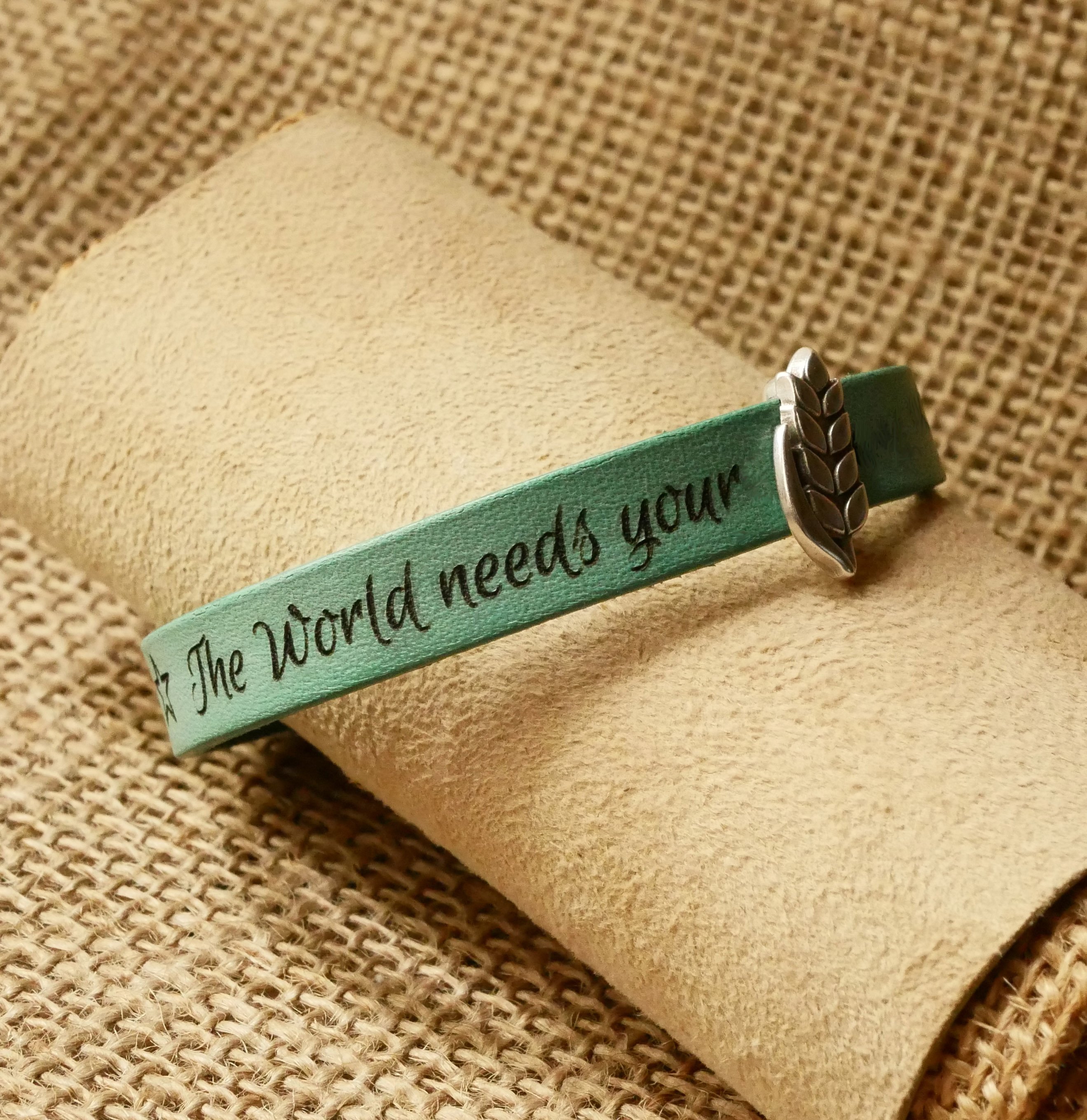 L&aelig;derarmb&aring;nd med sl&oslash;jfe, der kan tilpasses Epi de bl&eacute;, noces de froment til m&aelig;nd og kvinder