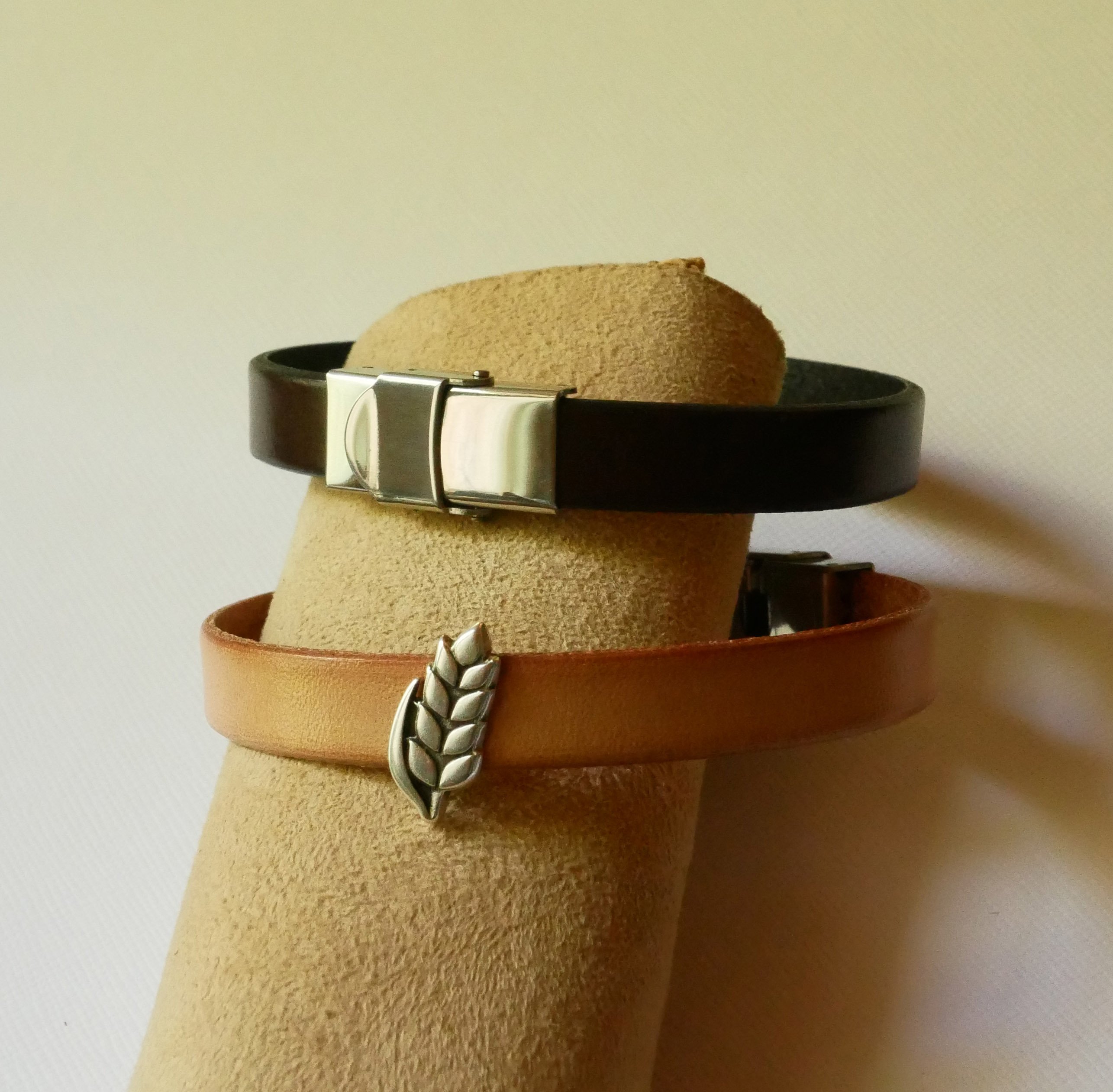 L&aelig;derarmb&aring;nd med sl&oslash;jfe, der kan tilpasses Epi de bl&eacute;, noces de froment til m&aelig;nd og kvinder