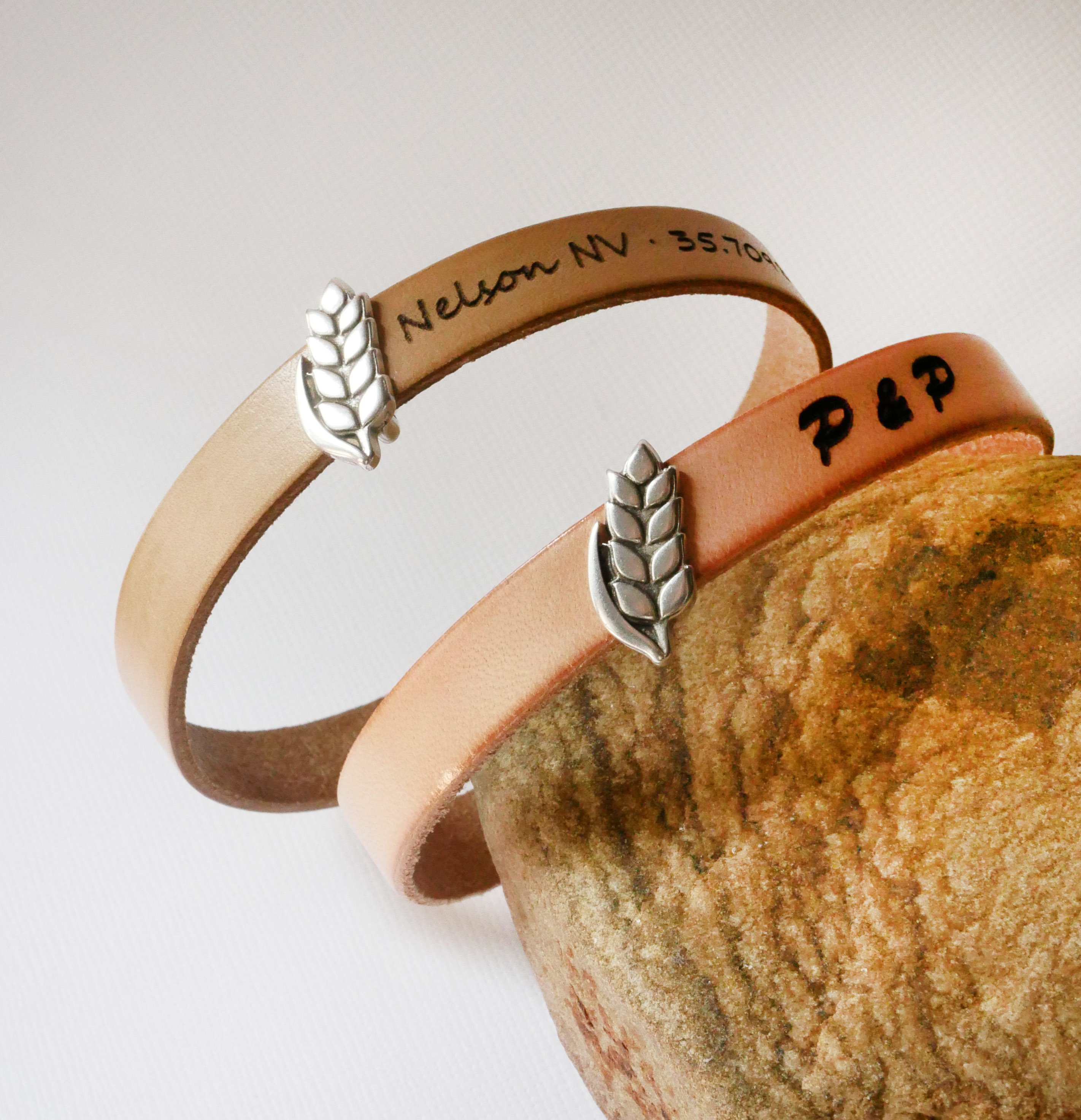 L&aelig;derarmb&aring;nd med sl&oslash;jfe, der kan tilpasses Epi de bl&eacute;, noces de froment til m&aelig;nd og kvinder