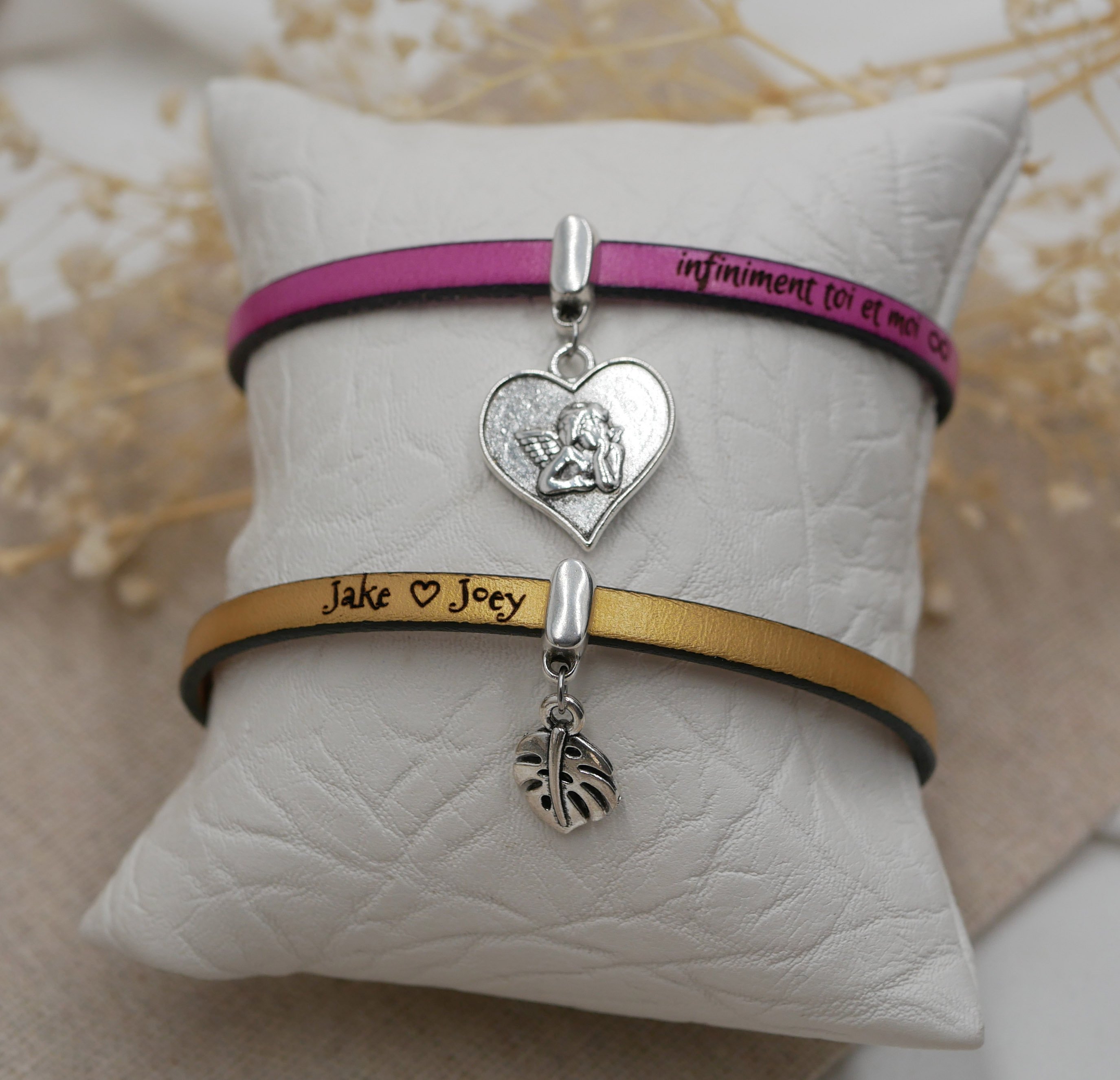 L&aelig;derarmb&aring;nd med vedh&aelig;ng efter eget valg, kan tilpasses med indgravering