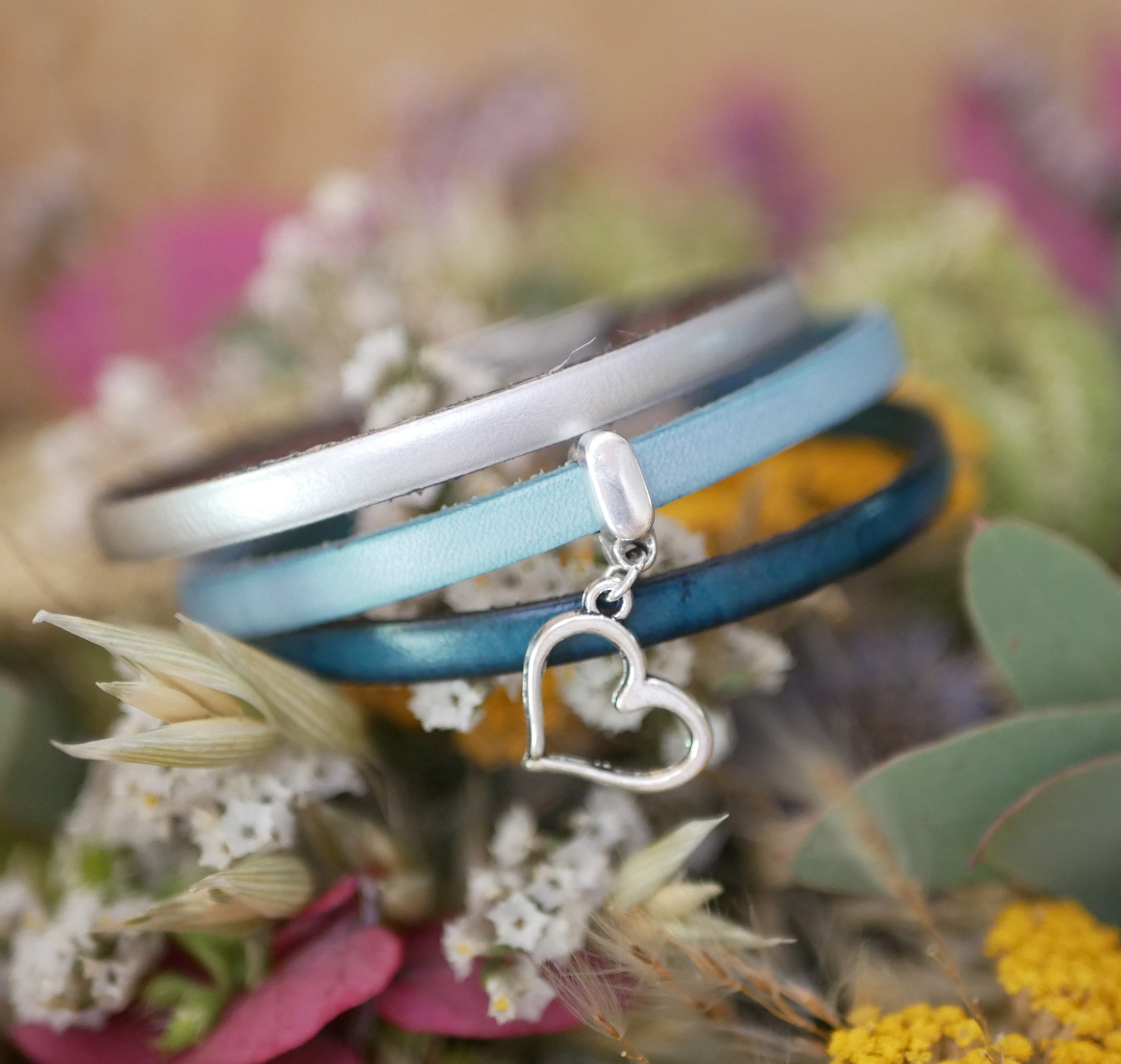 L&aelig;derarmb&aring;nd med vedh&aelig;ng efter eget valg, kan tilpasses med indgravering