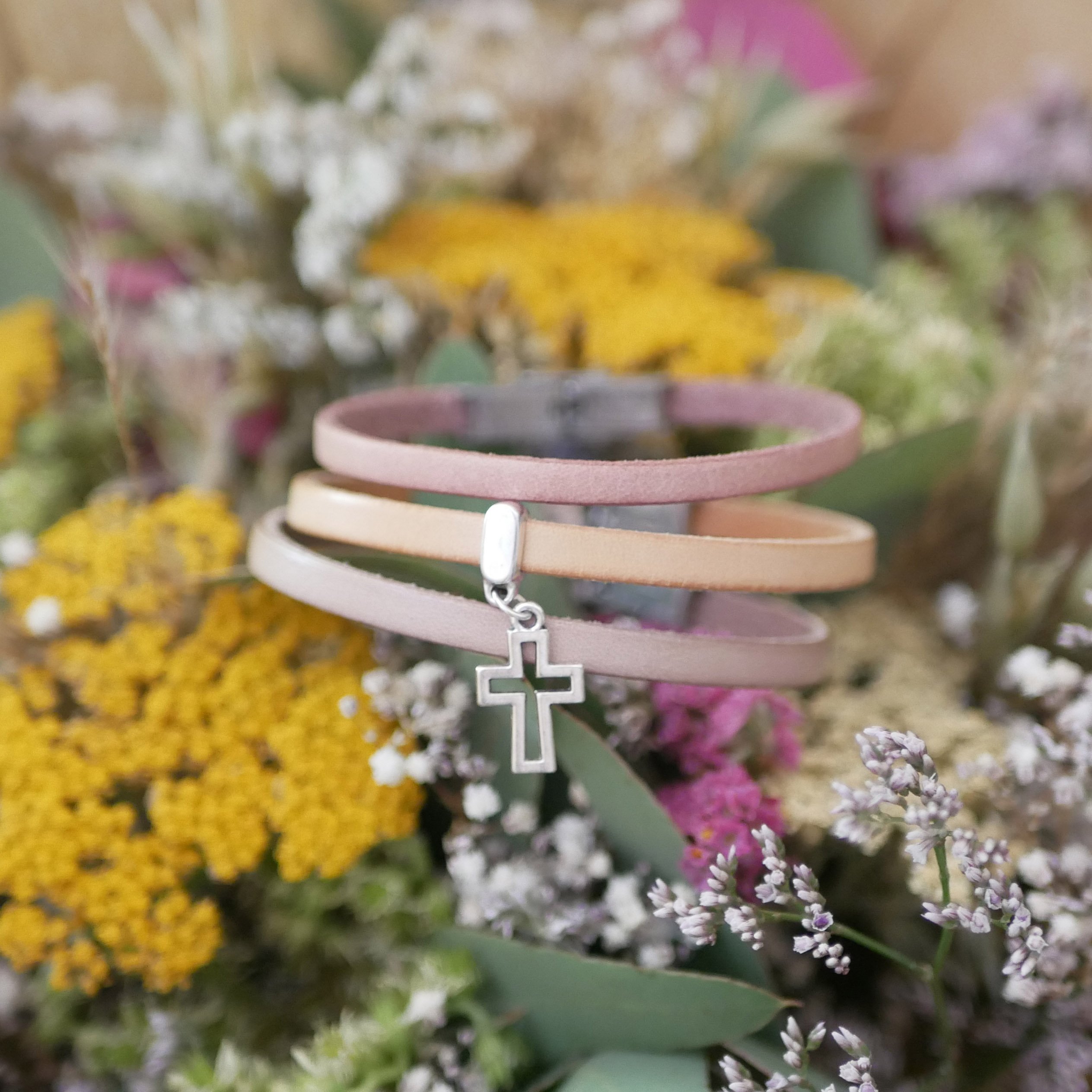 L&aelig;derarmb&aring;nd med vedh&aelig;ng efter eget valg, kan tilpasses med indgravering