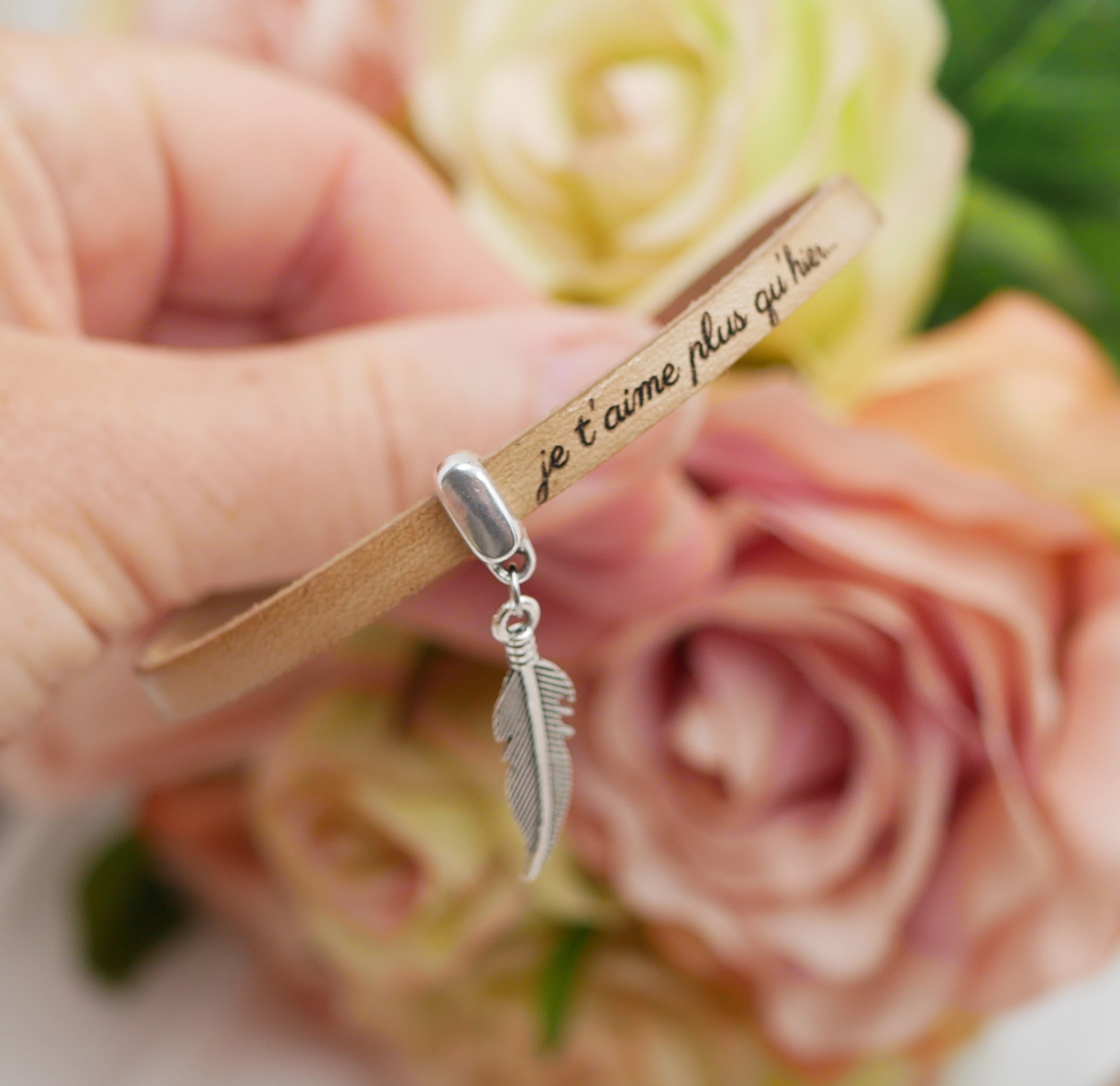 L&aelig;derarmb&aring;nd med vedh&aelig;ng efter eget valg, kan tilpasses med indgravering