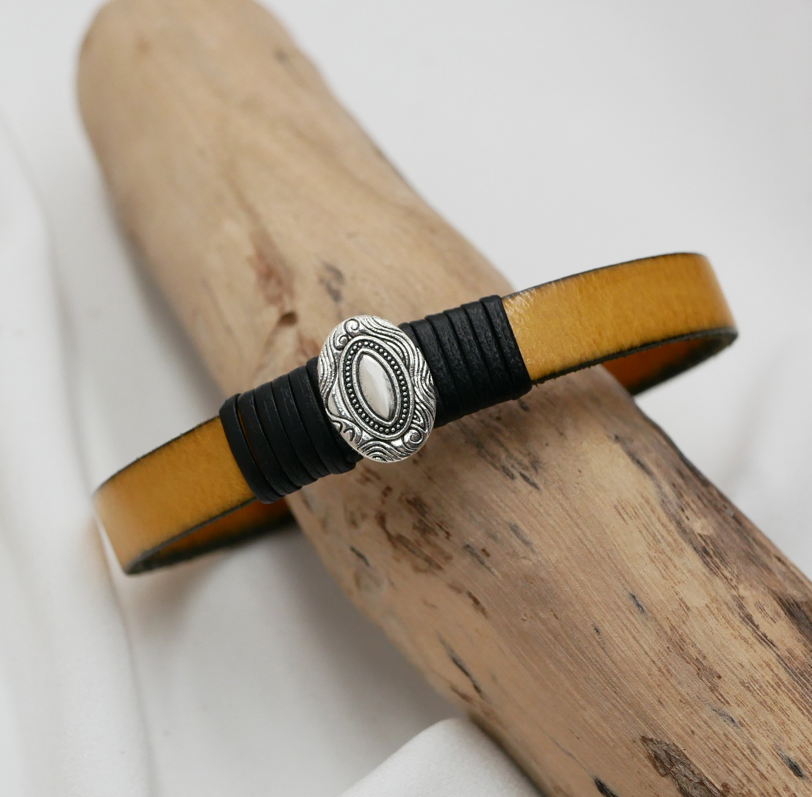 L&aelig;derrem, der kan tilpasses, med centralt ovalt ornament indrammet af fint l&aelig;der 