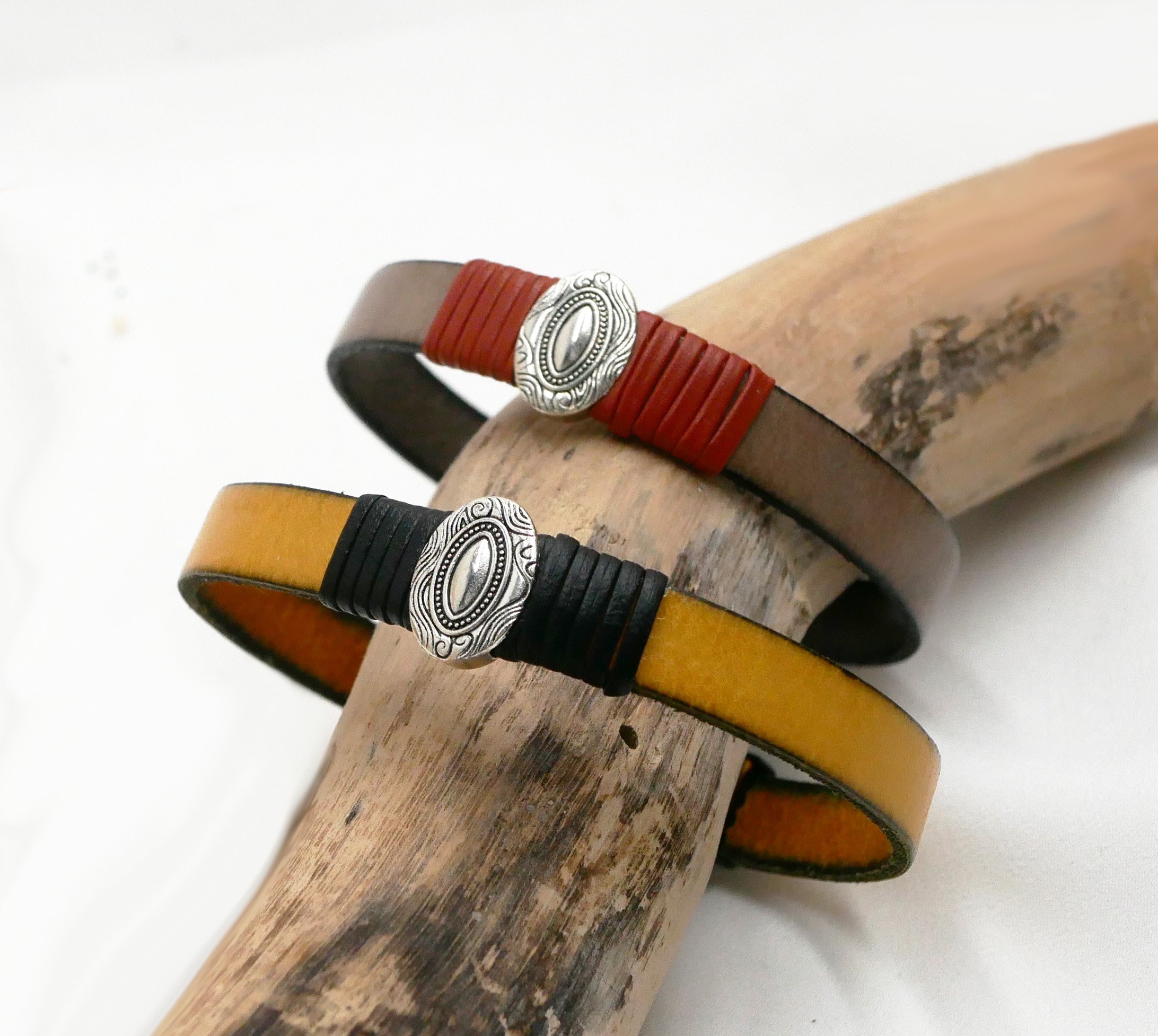 L&aelig;derrem, der kan tilpasses, med centralt ovalt ornament indrammet af fint l&aelig;der 