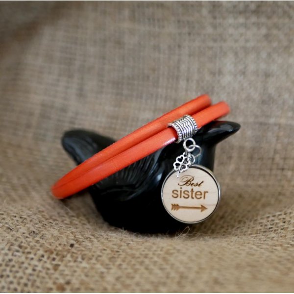 Skr&aelig;ddersyet l&aelig;derarmb&aring;nd med graveret tr&aelig;cabochon