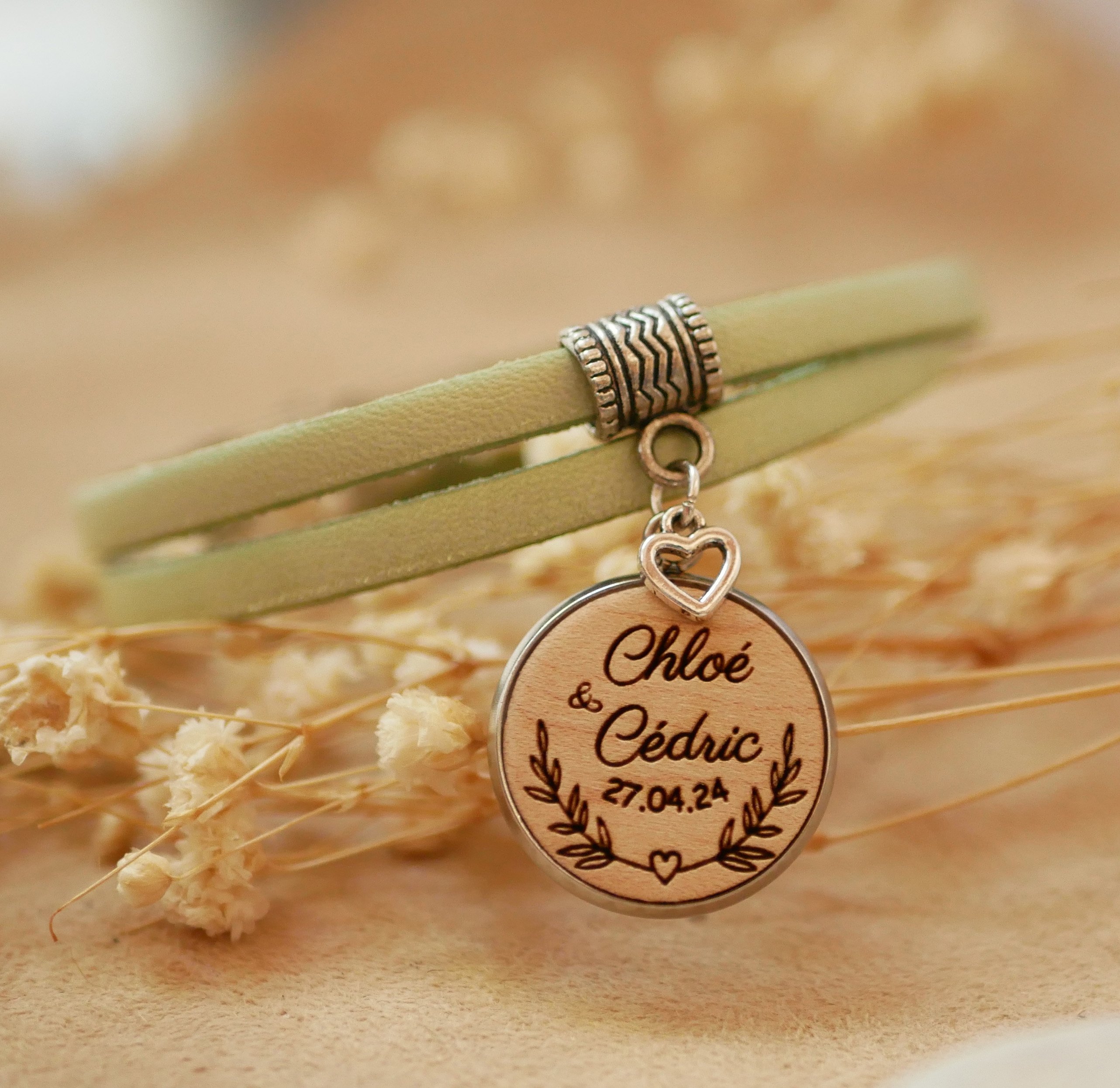 Skr&aelig;ddersyet l&aelig;derarmb&aring;nd med graveret tr&aelig;cabochon