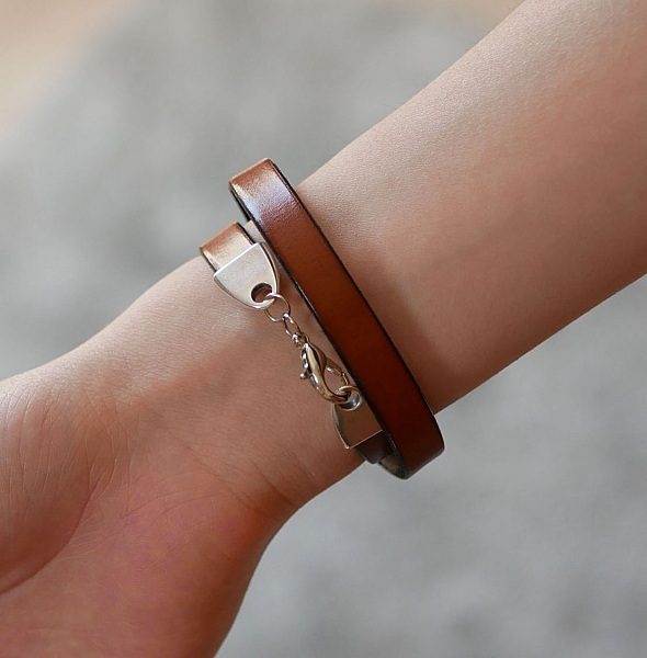 Skr&aelig;ddersyet l&aelig;derarmb&aring;nd dekoreret med en cabochon af livets tr&aelig;