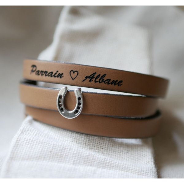 Skr&aelig;ddersyet l&aelig;derarmb&aring;nd dekoreret med en lille hestesko 