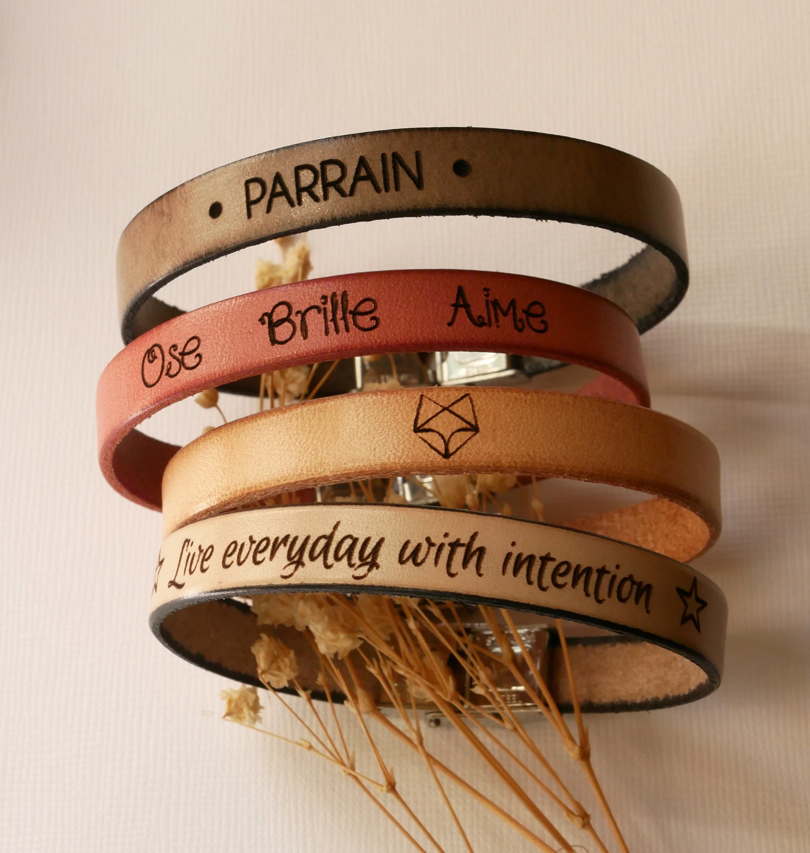 Personligt l&aelig;derarmb&aring;nd til m&aelig;nd eller kvinder med indgravering af navne eller beskeder