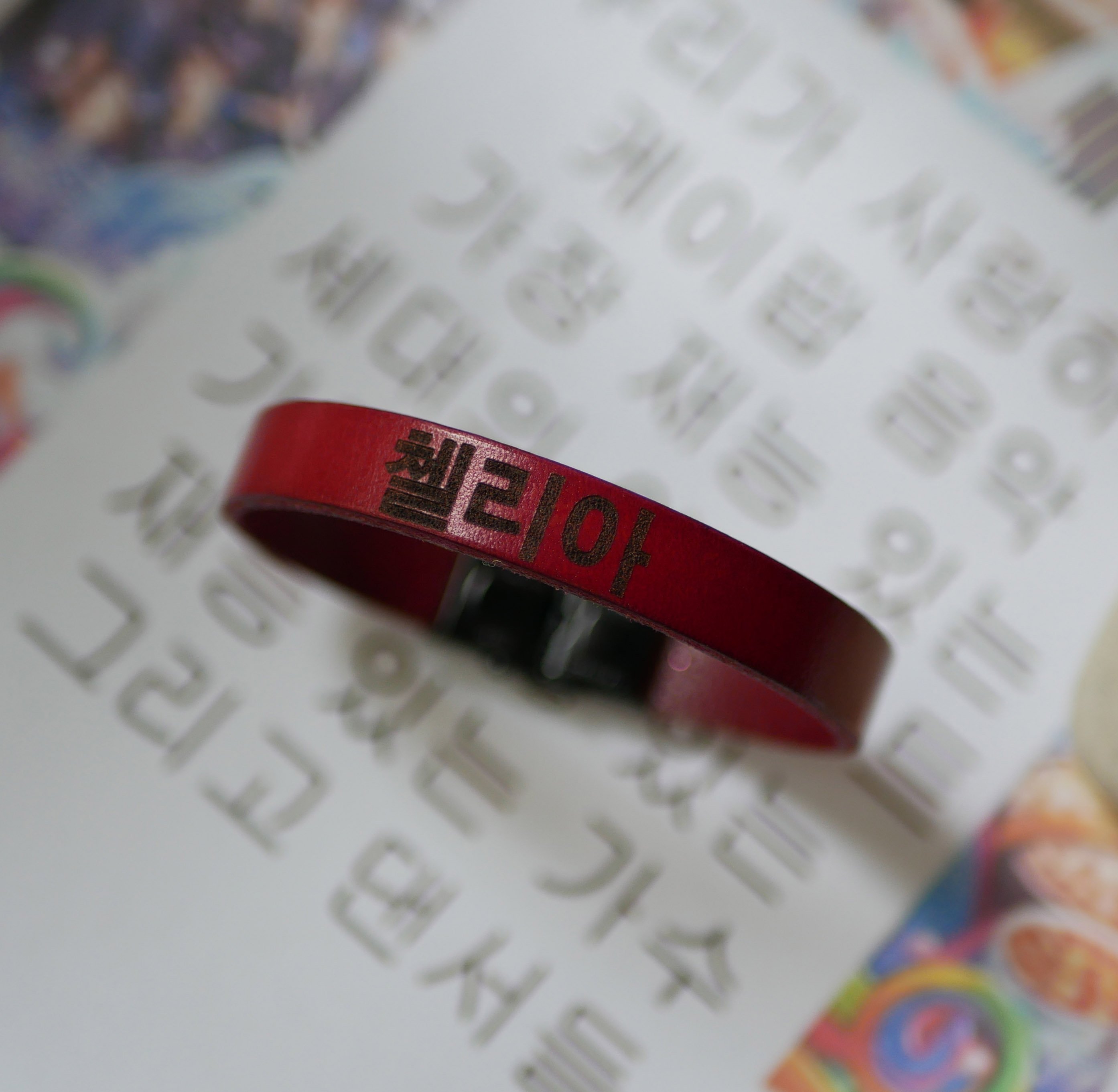 Koreansk kpop-fanarmb&aring;nd med navn i l&aelig;der til personligg&oslash;relse