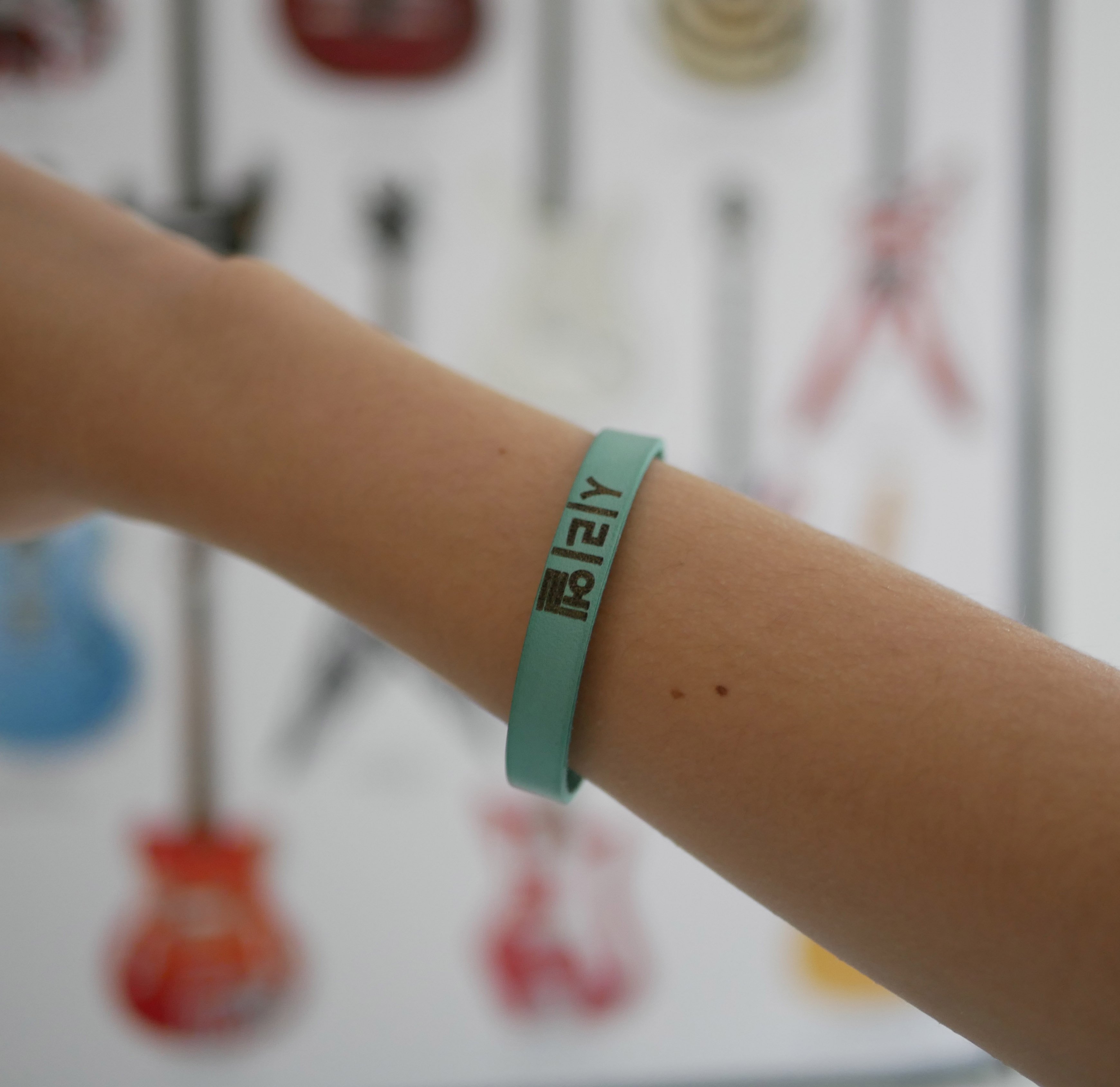 Koreansk kpop-fanarmb&aring;nd med navn i l&aelig;der til personligg&oslash;relse