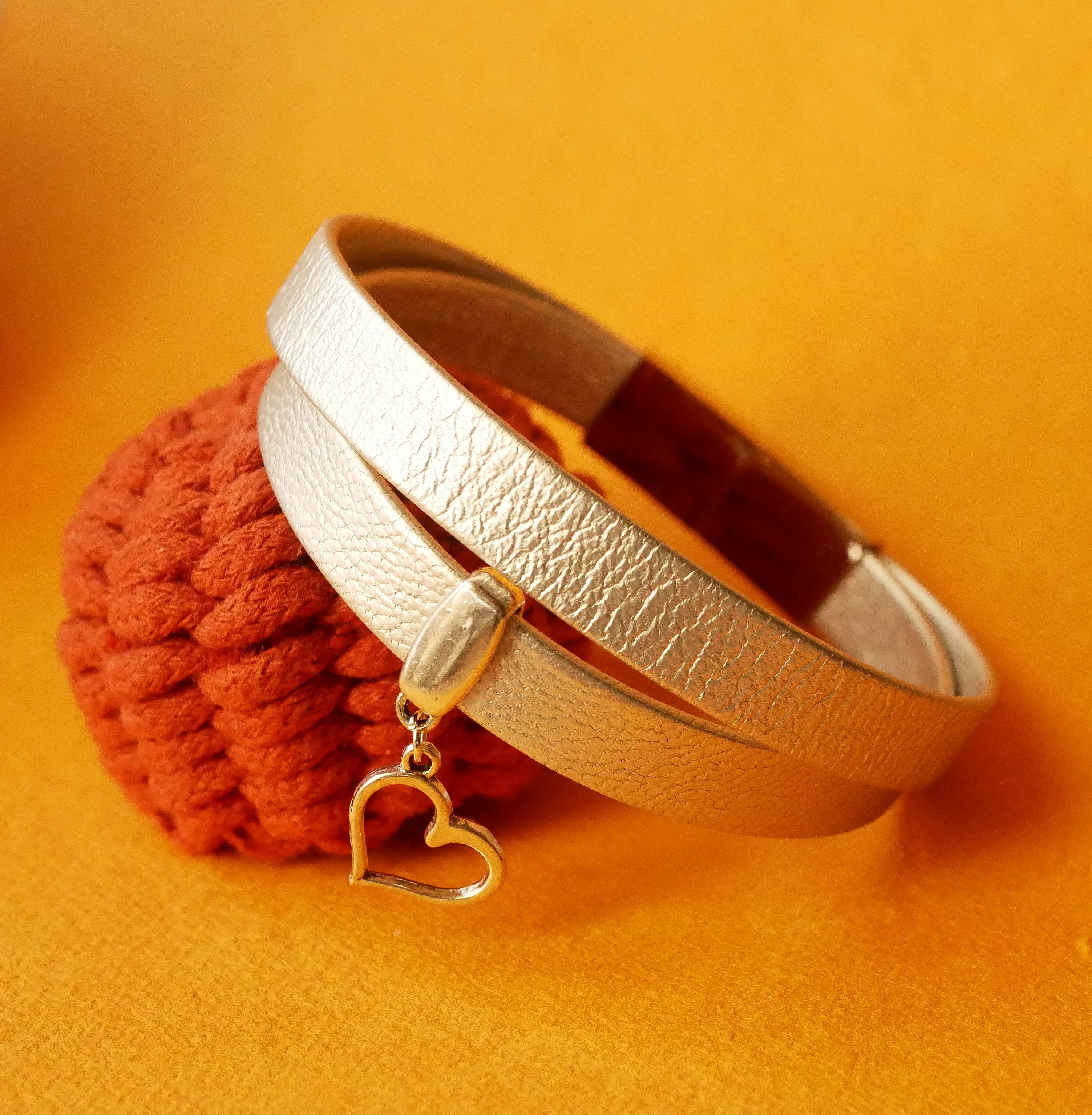 Dobbelt smidig l&aelig;derrem, s&oslash;lvbelagt, med dit valg af vedh&aelig;ng