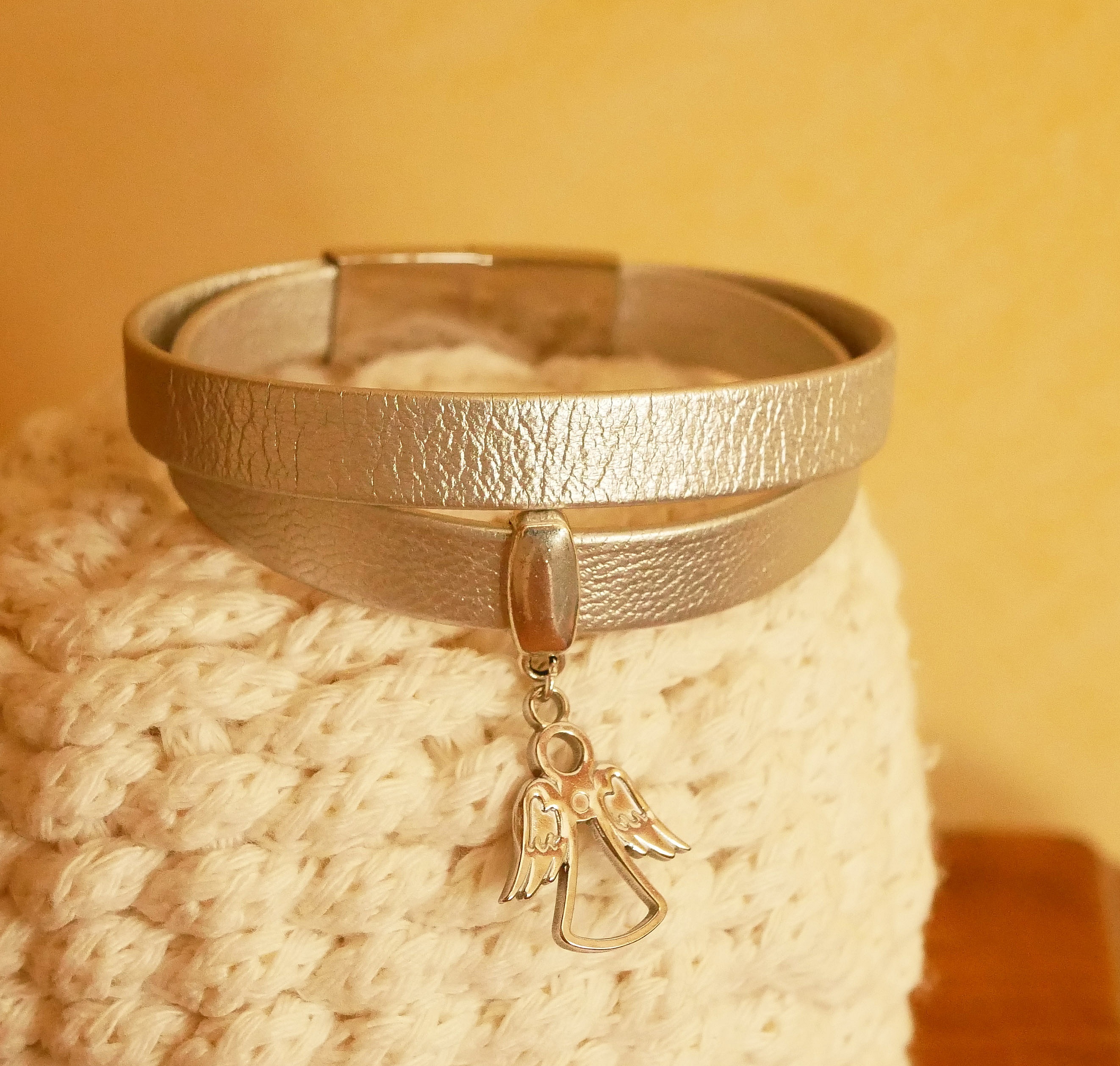 Dobbelt smidig l&aelig;derrem, s&oslash;lvbelagt, med dit valg af vedh&aelig;ng