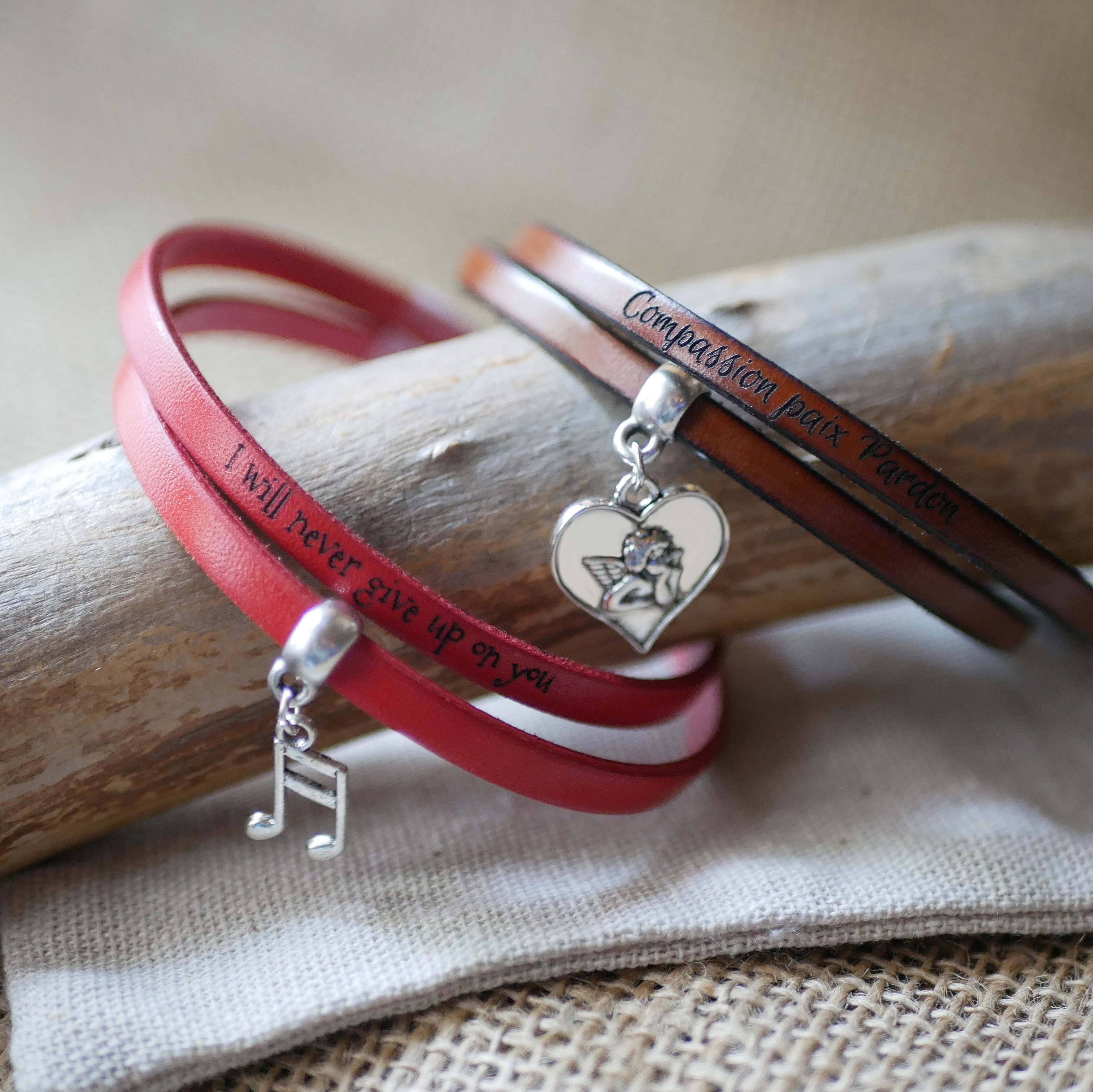 Bracelets en cuir deux tours personnalisables avec gravure et breloques.