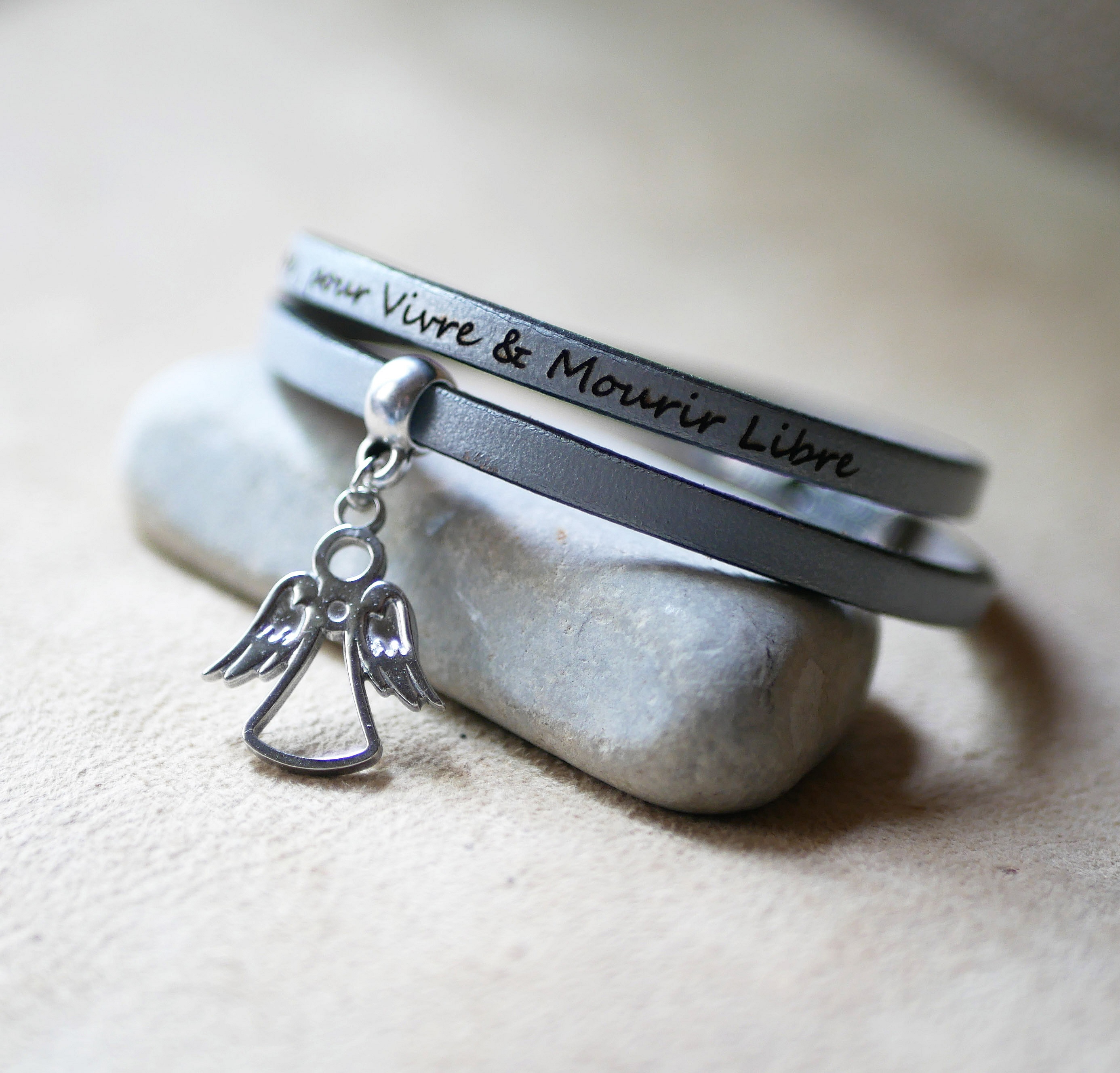 Bracelet cuir 2 tours gris avec breloque ange gravée personnalisée.