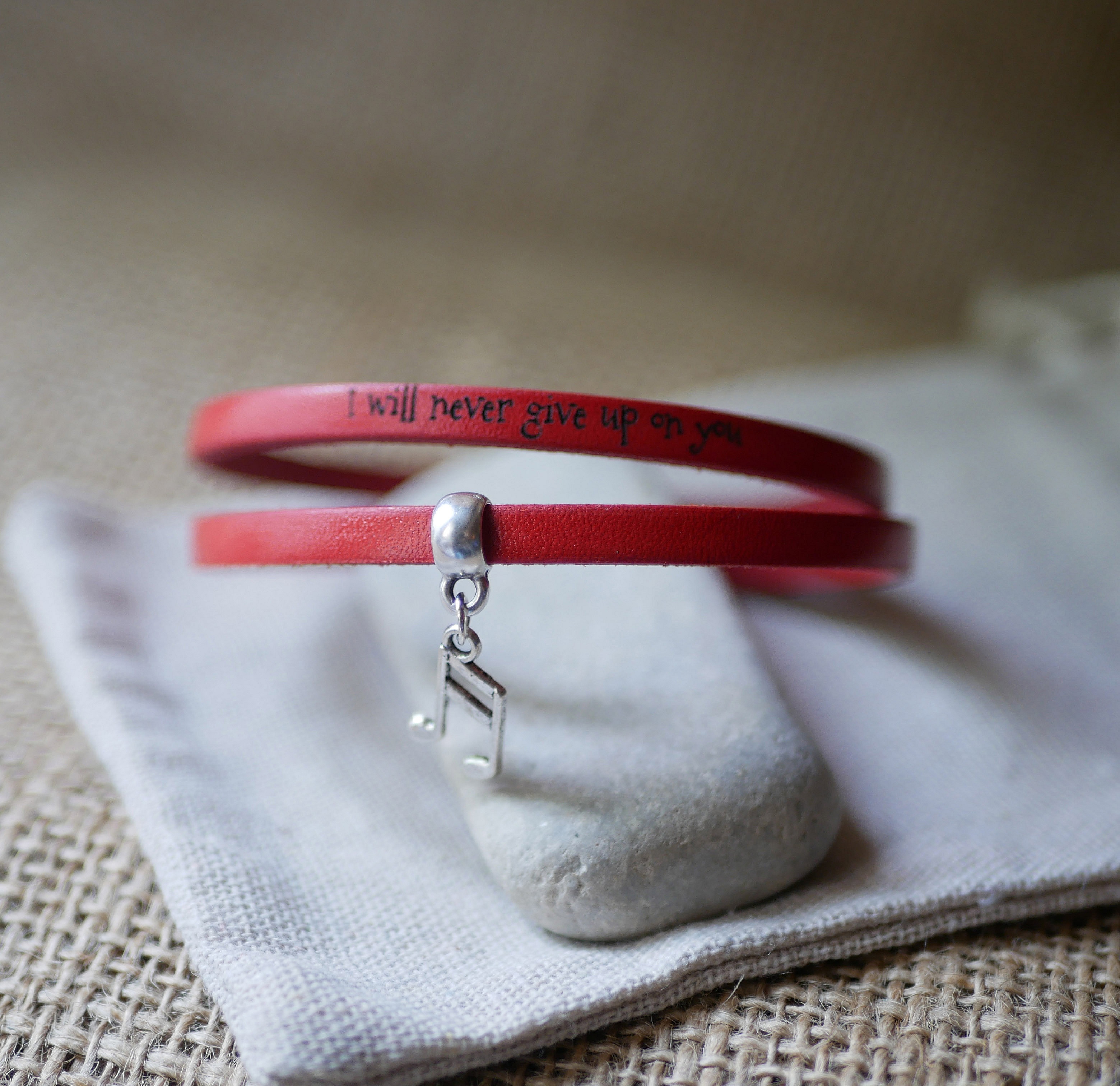 Bracelet cuir rouge 2 tours avec gravure et breloque musicale.