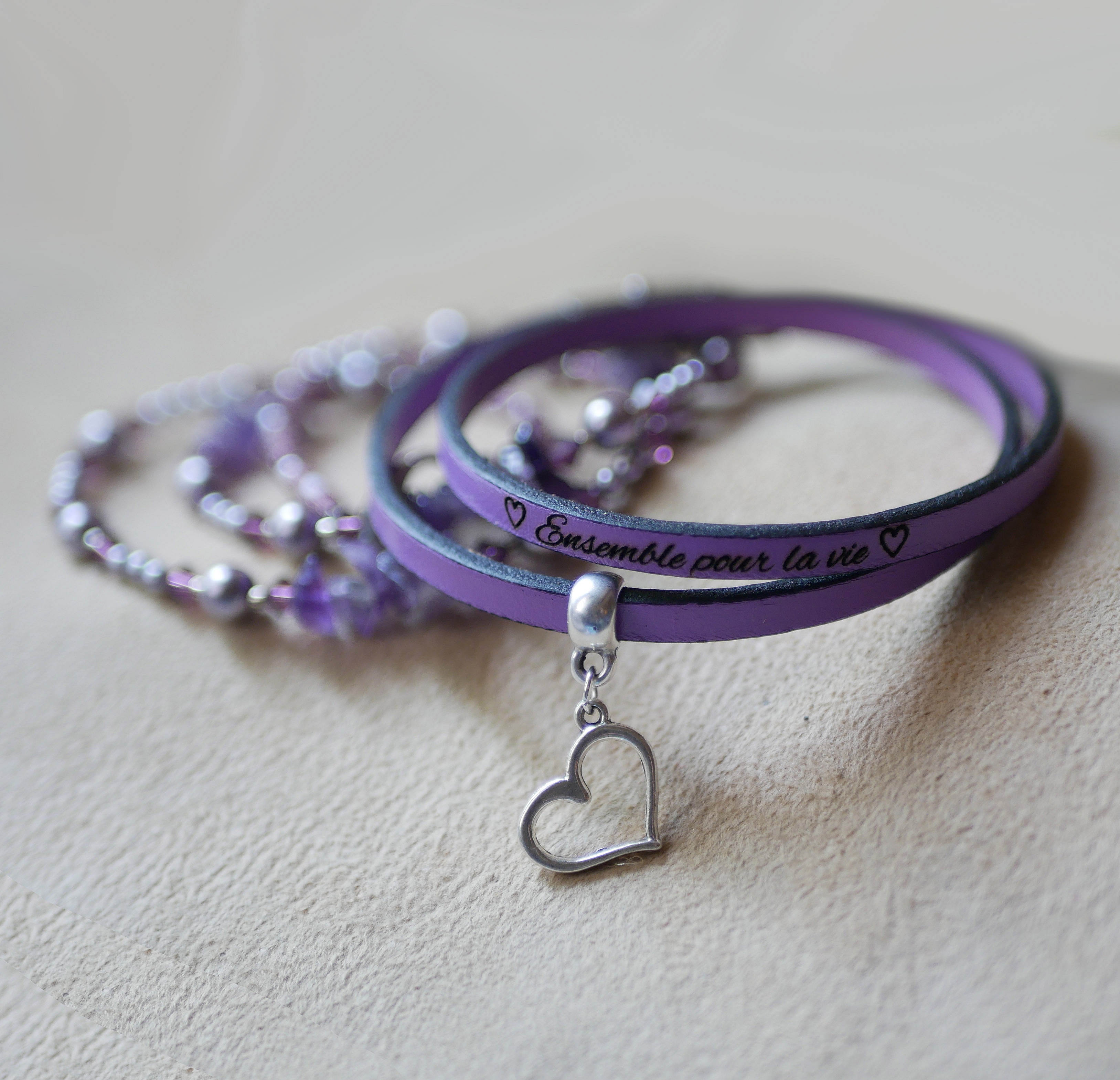 Bracelet cuir violet 2 tours avec breloque cœur gravée.