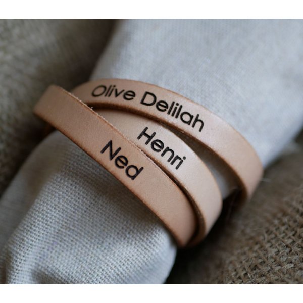 L&aelig;derarmb&aring;nd til kvinder med tredobbelt drejning for at personligg&oslash;re farve og gravering 