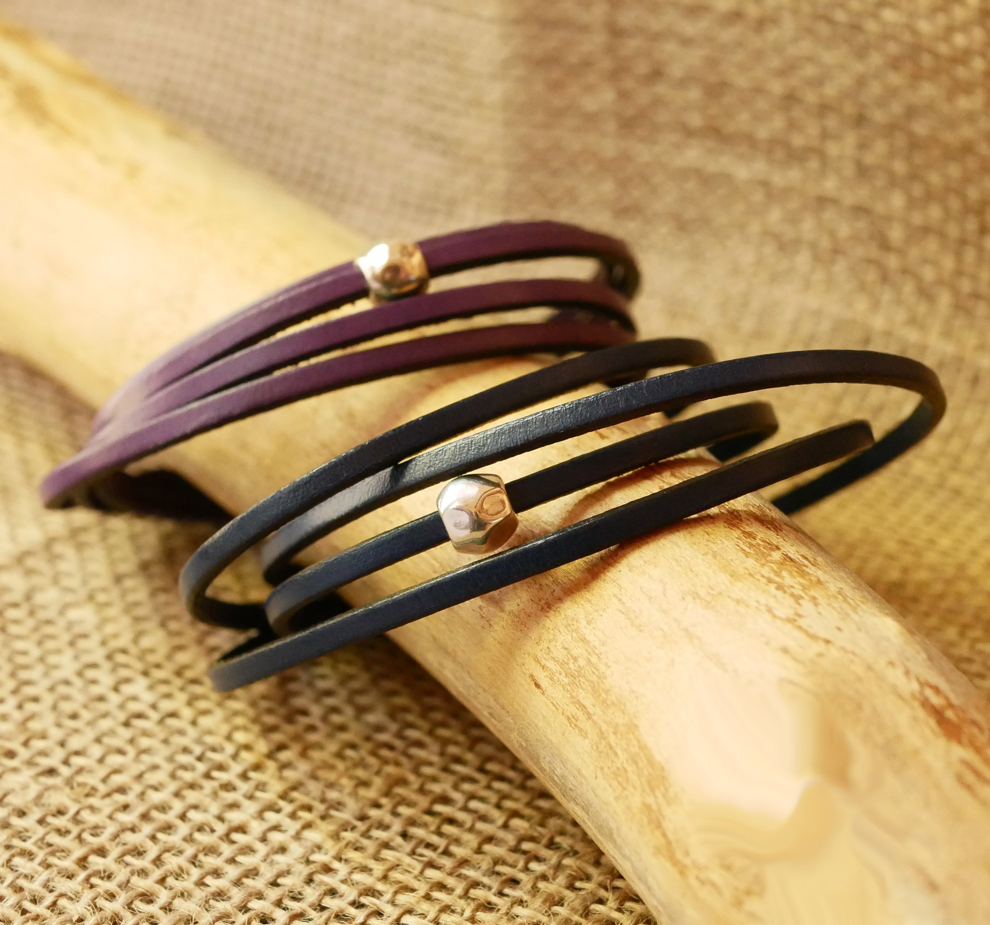 Meget fin l&aelig;derrem, dobbelt drejning med perle 