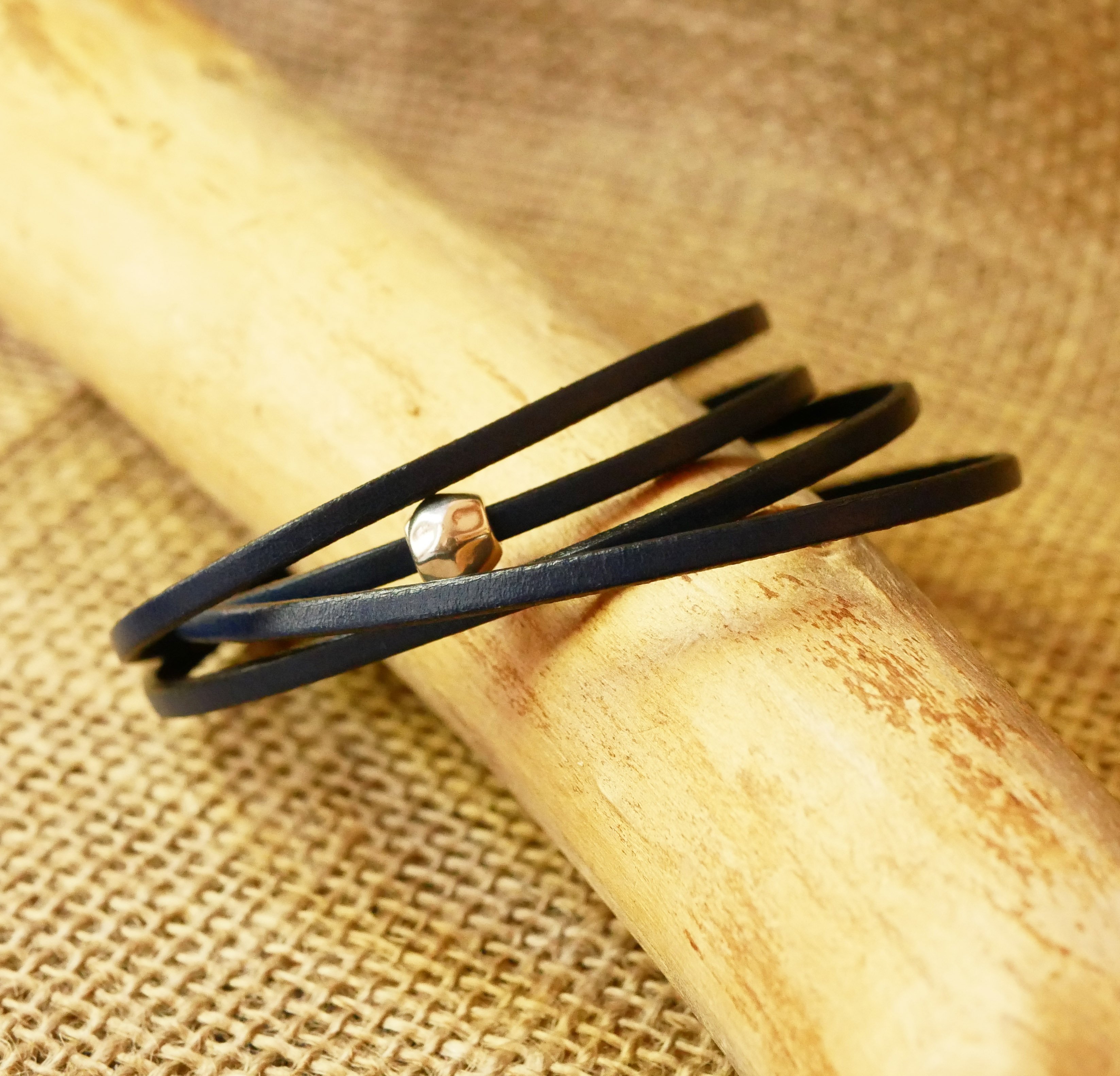 Meget fin l&aelig;derrem, dobbelt drejning med perle 