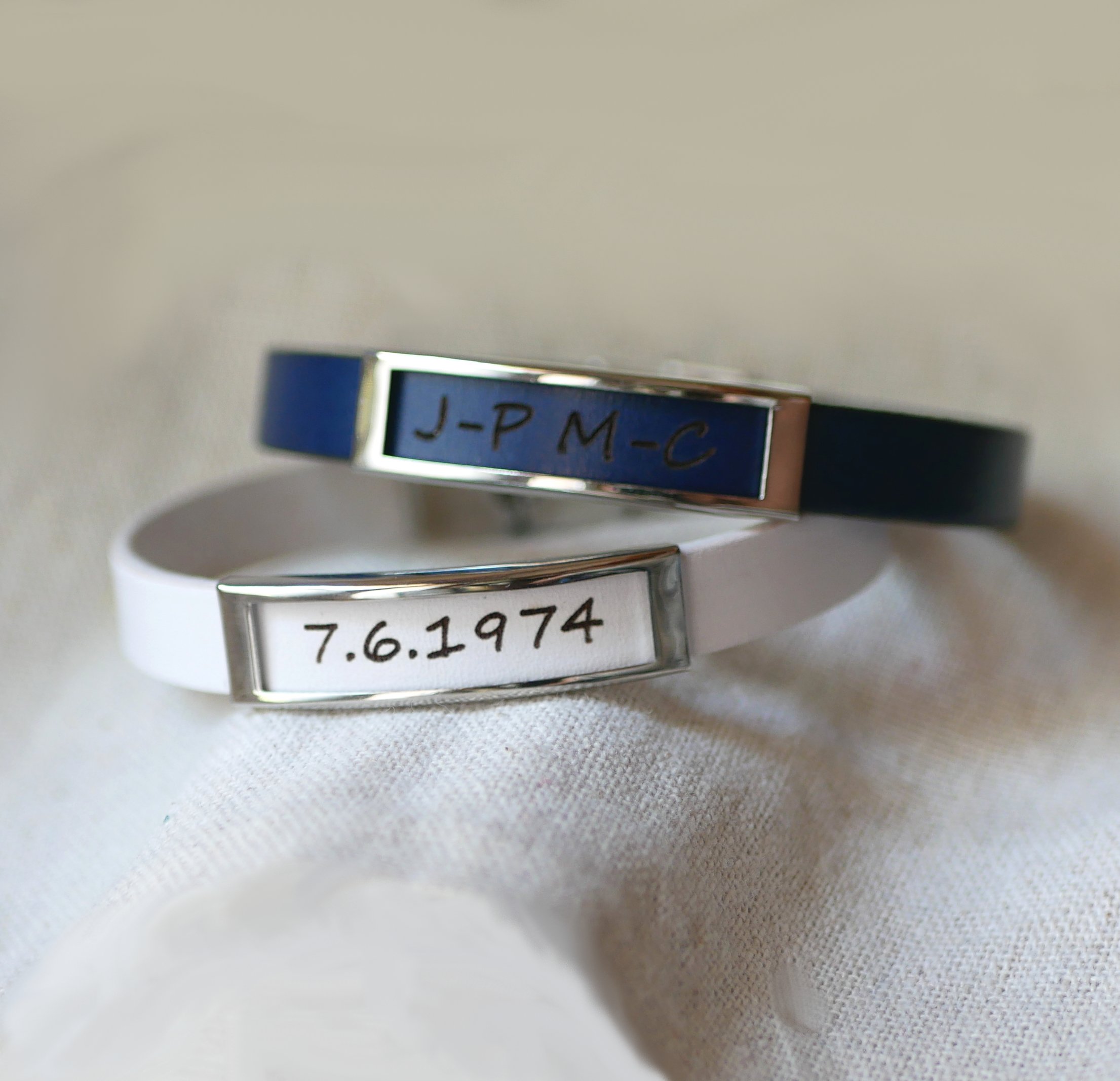 L&aelig;derrem med ramme i rustfrit st&aring;l indgraveret med et fornavn eller et ord 